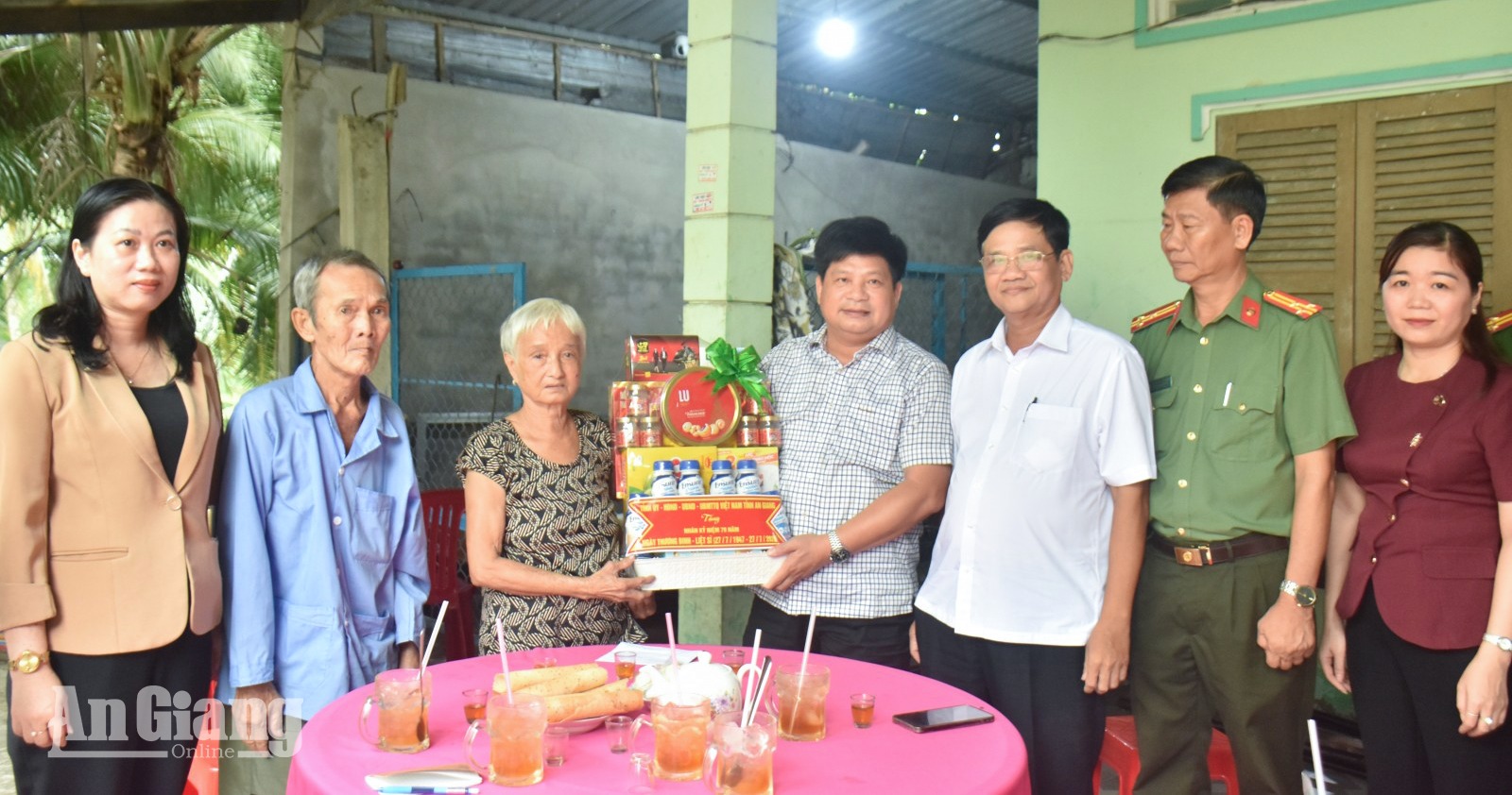 Tri ân người có công tại Vĩnh Tuy và Gò Quao nhân Ngày Thương binh - Liệt sĩ