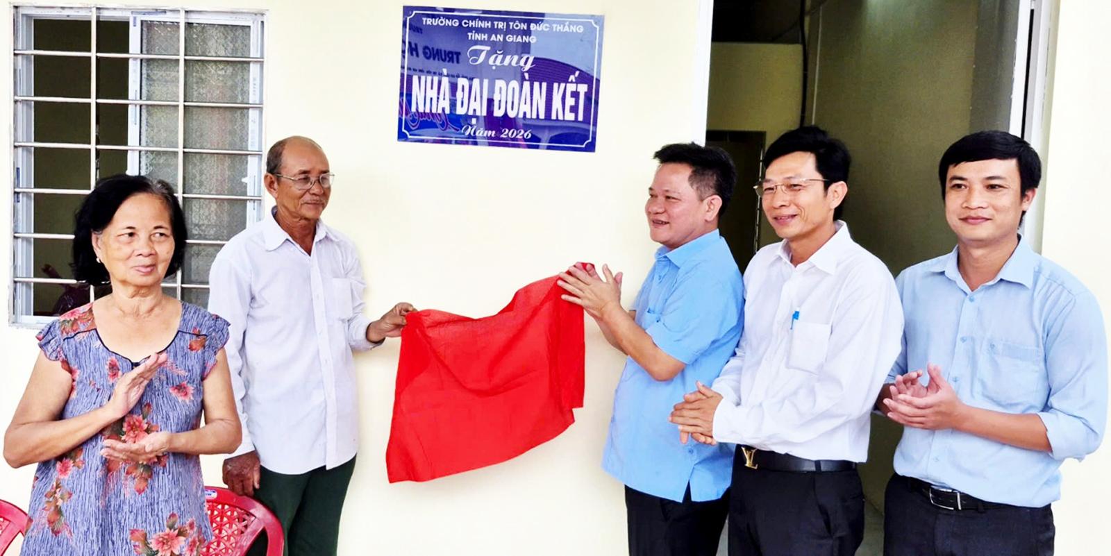 Bàn giao nhà Đại đoàn kết tại xã Tri Tôn