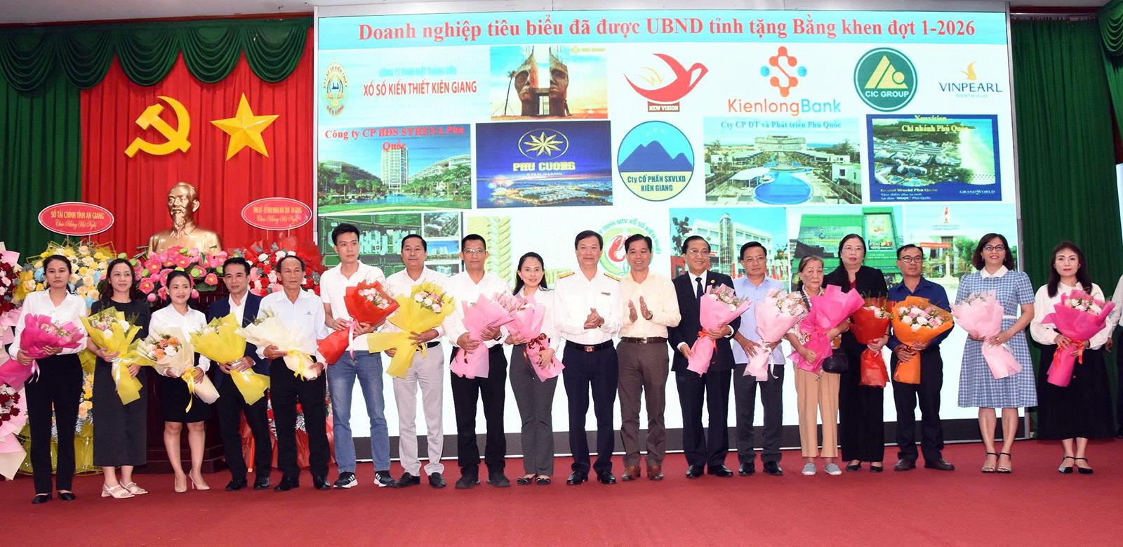 Thuế tỉnh An Giang tôn vinh 260 doanh nghiệp, hộ, cá nhân kinh doanh thực hiện tốt chính sách, pháp luật về thuế