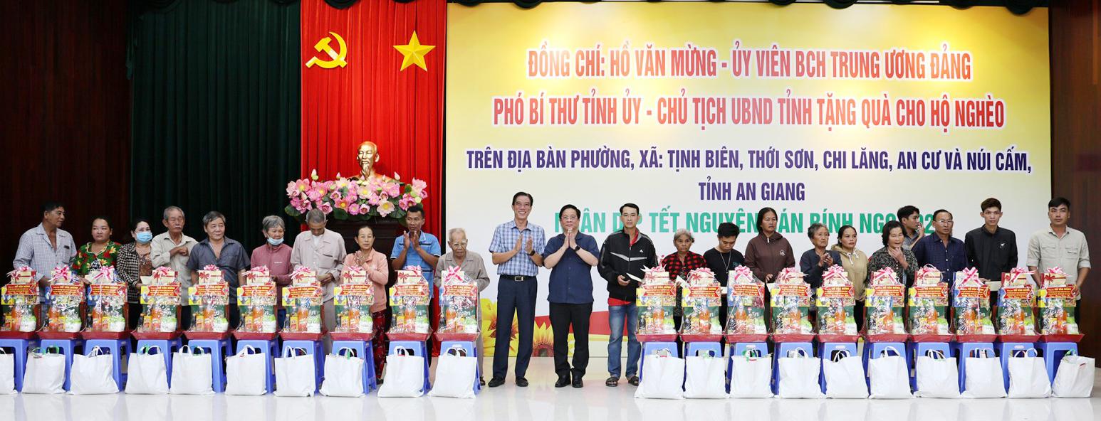 Chủ tịch UBND tỉnh An Giang Hồ Văn Mừng tặng quà tết tại 5 xã, phường