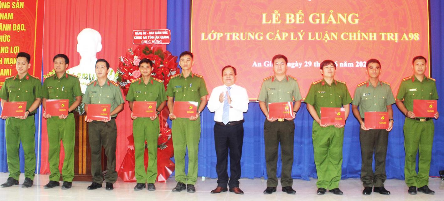 Trường Chính trị Tôn Đức Thắng bế giảng lớp trung cấp lý luận chính trị hệ tập trung A98