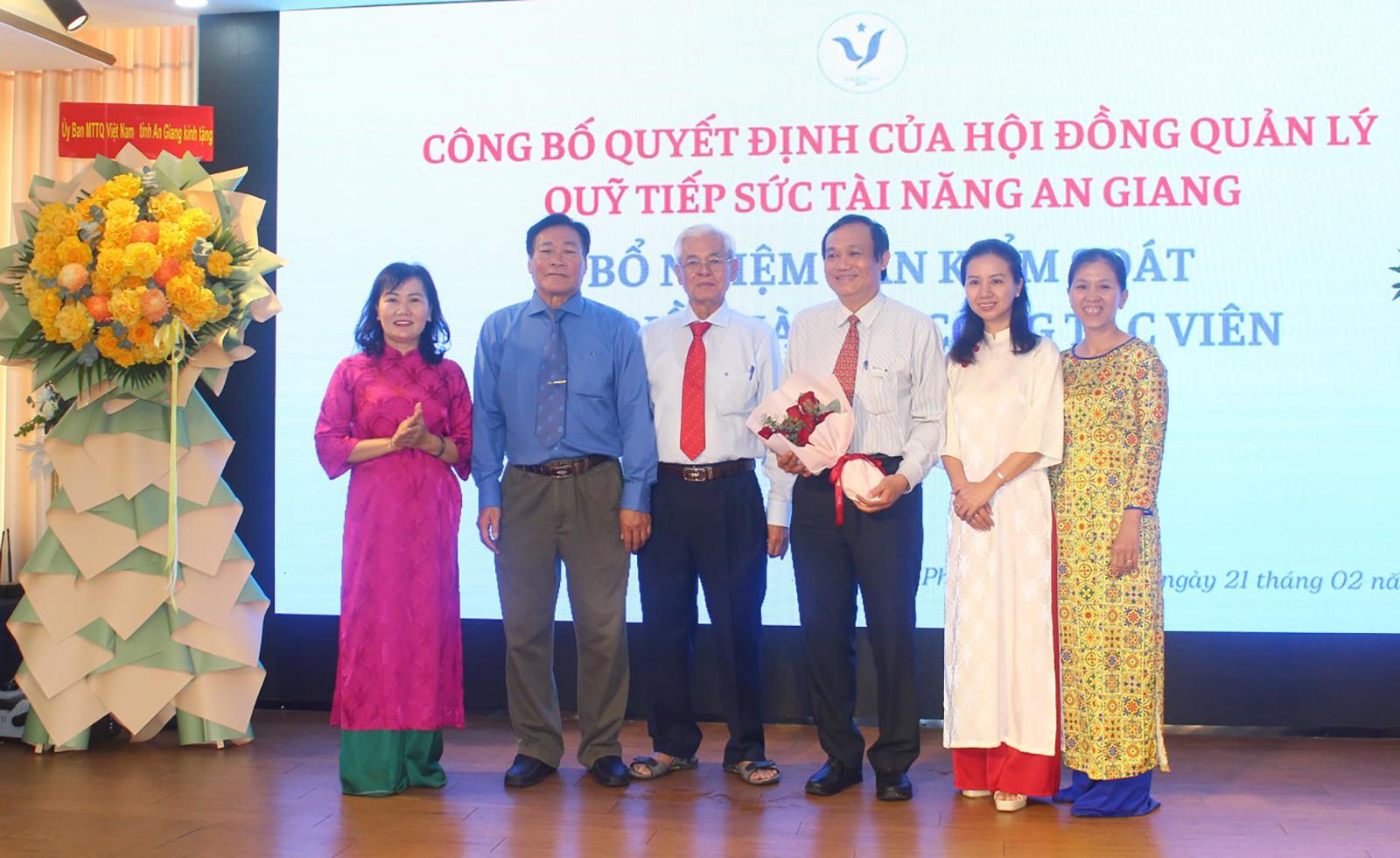 Họp mặt biểu dương cá nhân tiêu biểu xuất sắc và trao tài trợ cho sinh viên tài năng An Giang