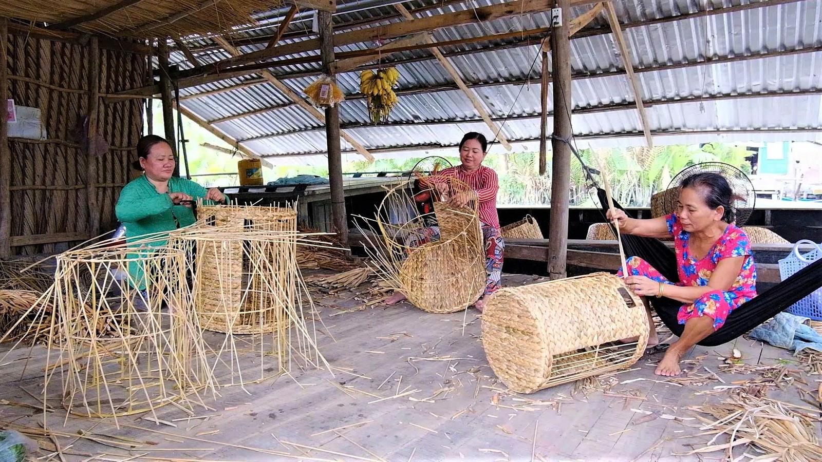 Tạo sinh kế cho người nghèo