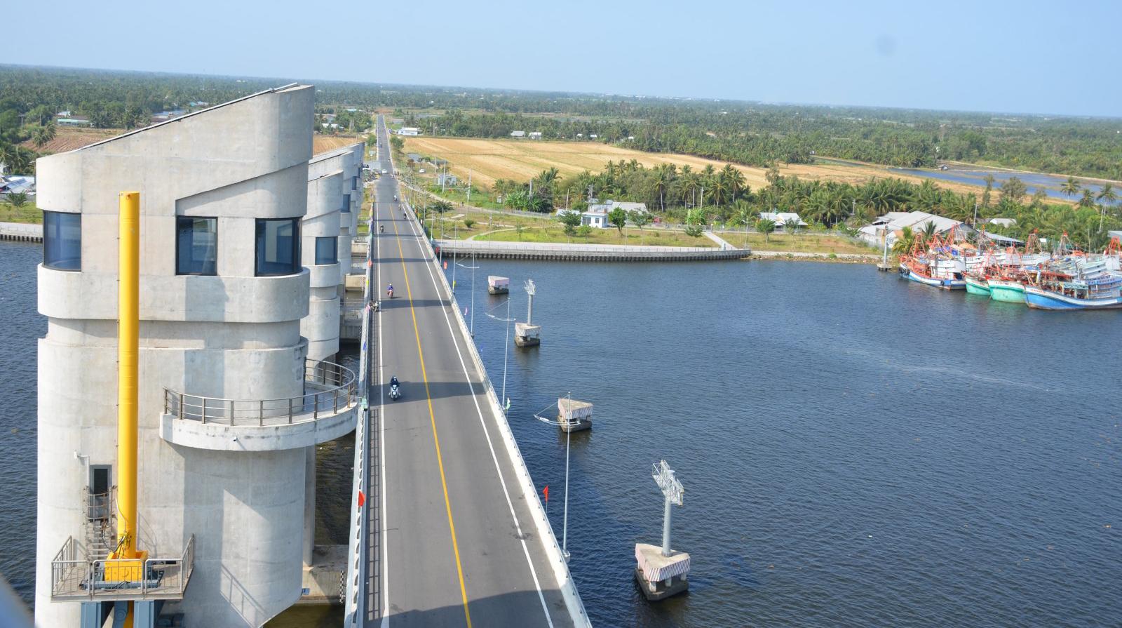 Phó Thủ tướng Chính phủ Lê Thành Long làm việc với đơn vị vận hành Cống Cái Lớn - Cái Bé