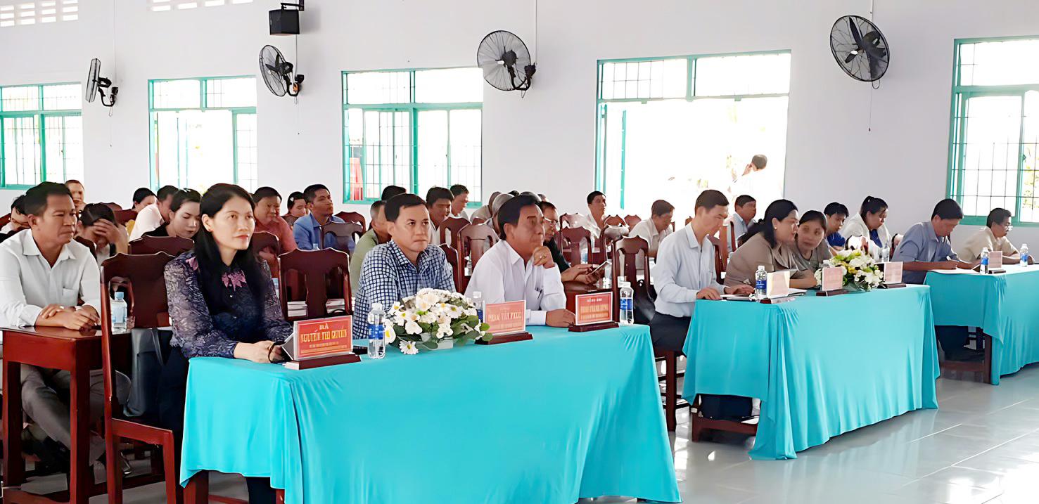 Ứng cử viên đại biểu Quốc hội khóa XVI đơn vị bầu cử số 3 tiếp xúc cử tri các xã, phường khu vực miền núi