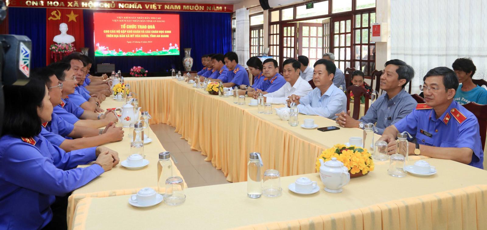 Đại biểu tham dự họp và sinh hoạt chính trị, chuyên đề