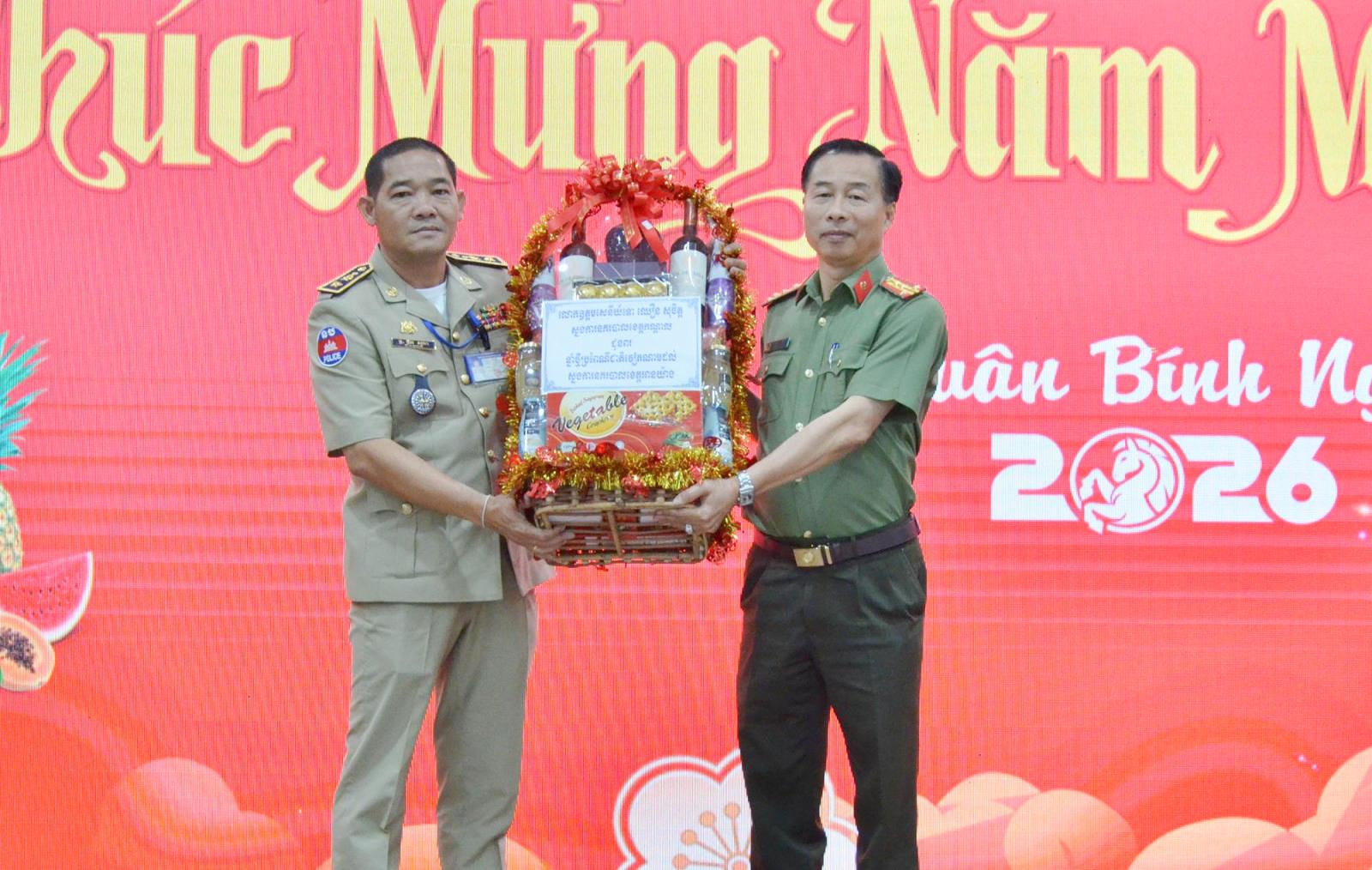 Đoàn đại biểu tỉnh Kandal thăm, chúc tết UBND tỉnh An Giang