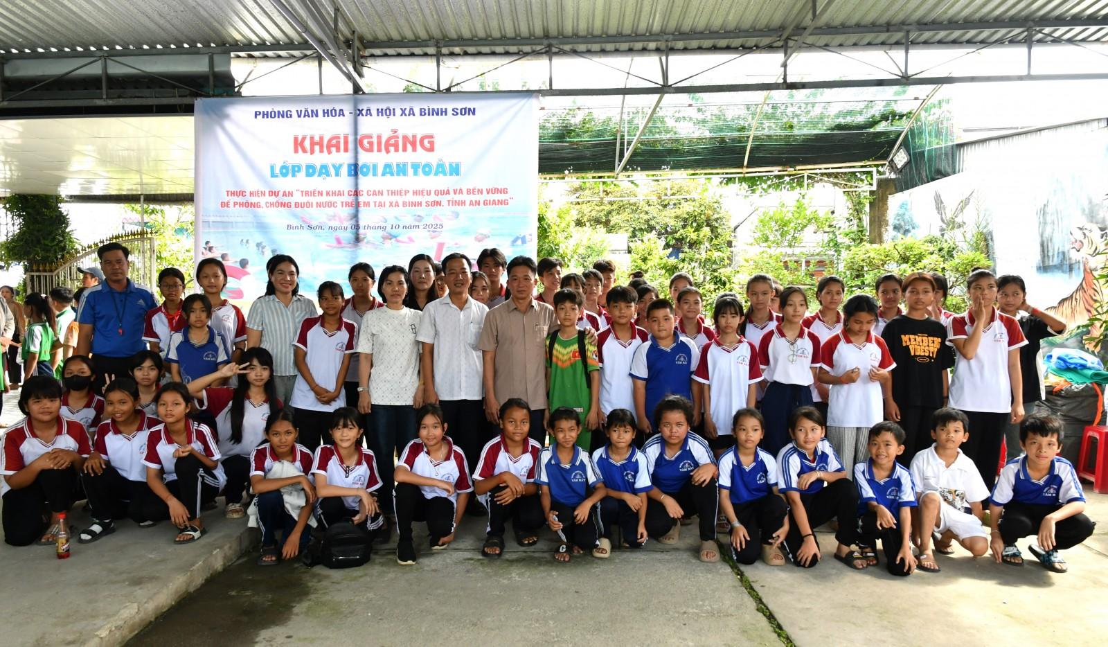 Bình Sơn khai giảng 14 lớp dạy bơi an toàn