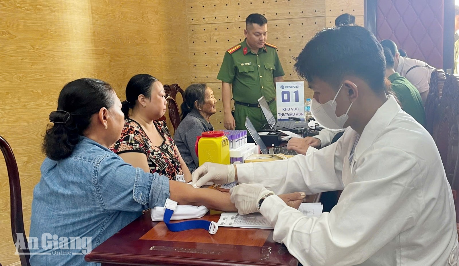 Lực lượng chức năng tiến hành lấy mẫu ADN các thân nhân liệt sĩ