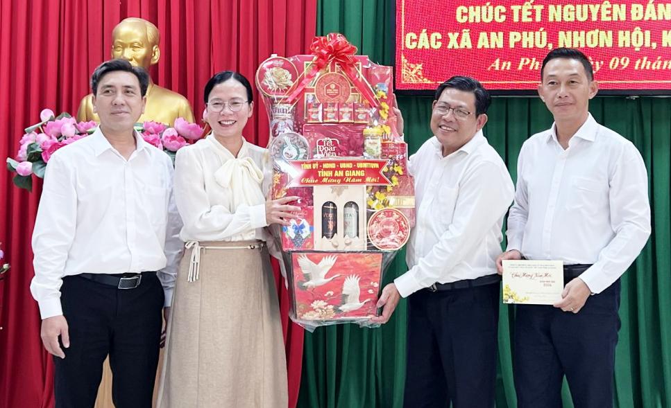 Phó Chủ tịch UBND tỉnh An Giang Ngô Công Thức chúc tết các phường, xã và gia đình chính sách