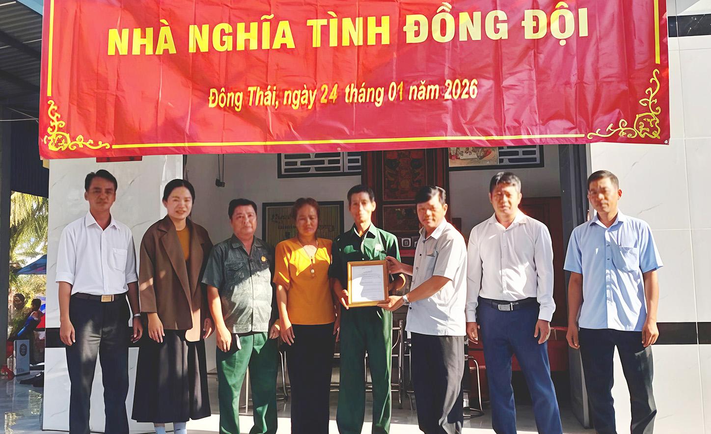 Bàn giao nhà nghĩa tình đồng đội tại xã Đông Thái