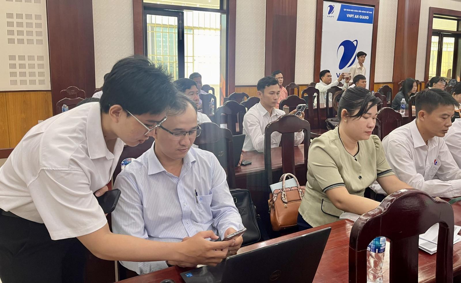 Hơn 300 cán bộ được tập huấn sử dụng phần mềm phòng họp không giấy