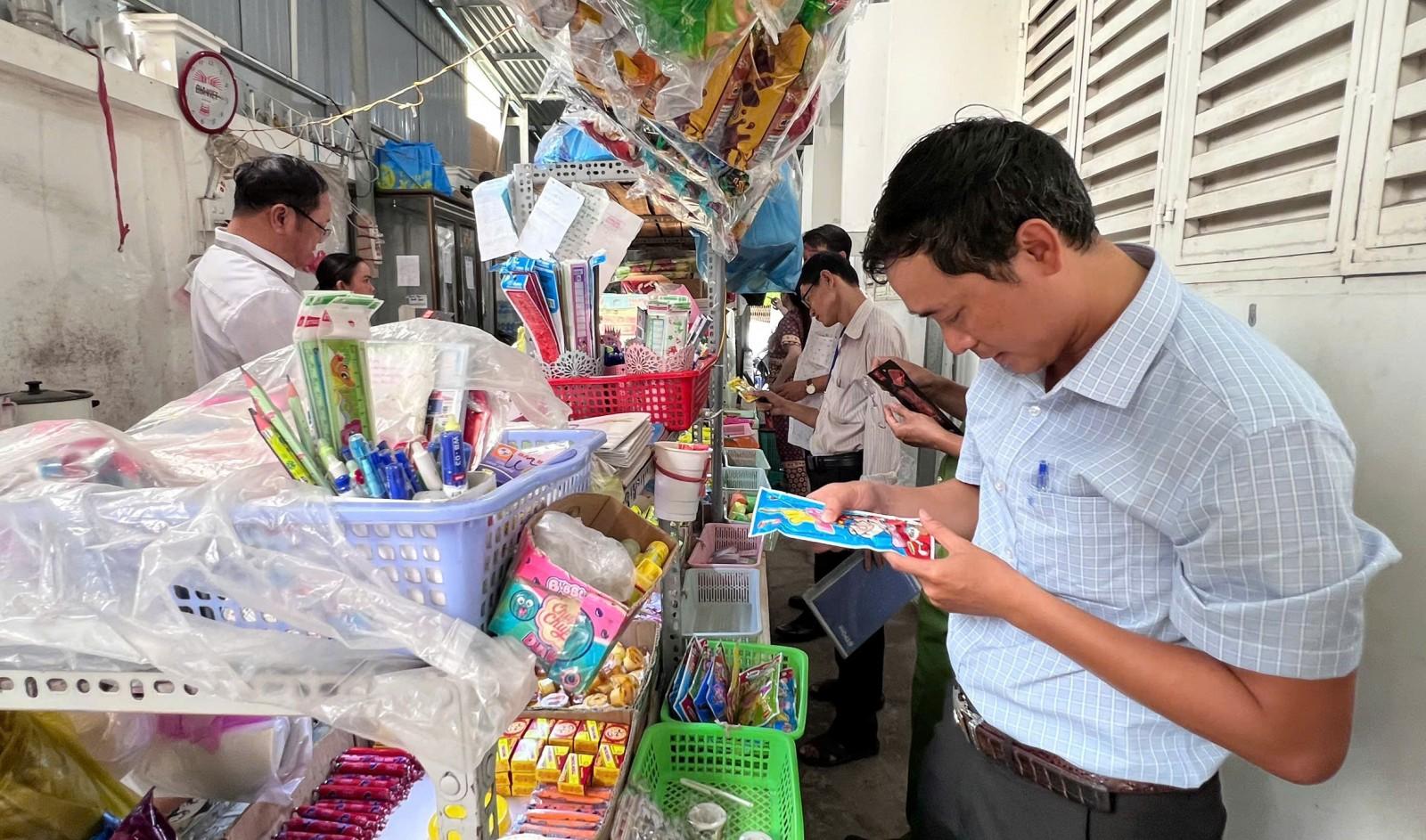 Kiểm tra căn tin Trường Tiểu học Trần Quang Khải