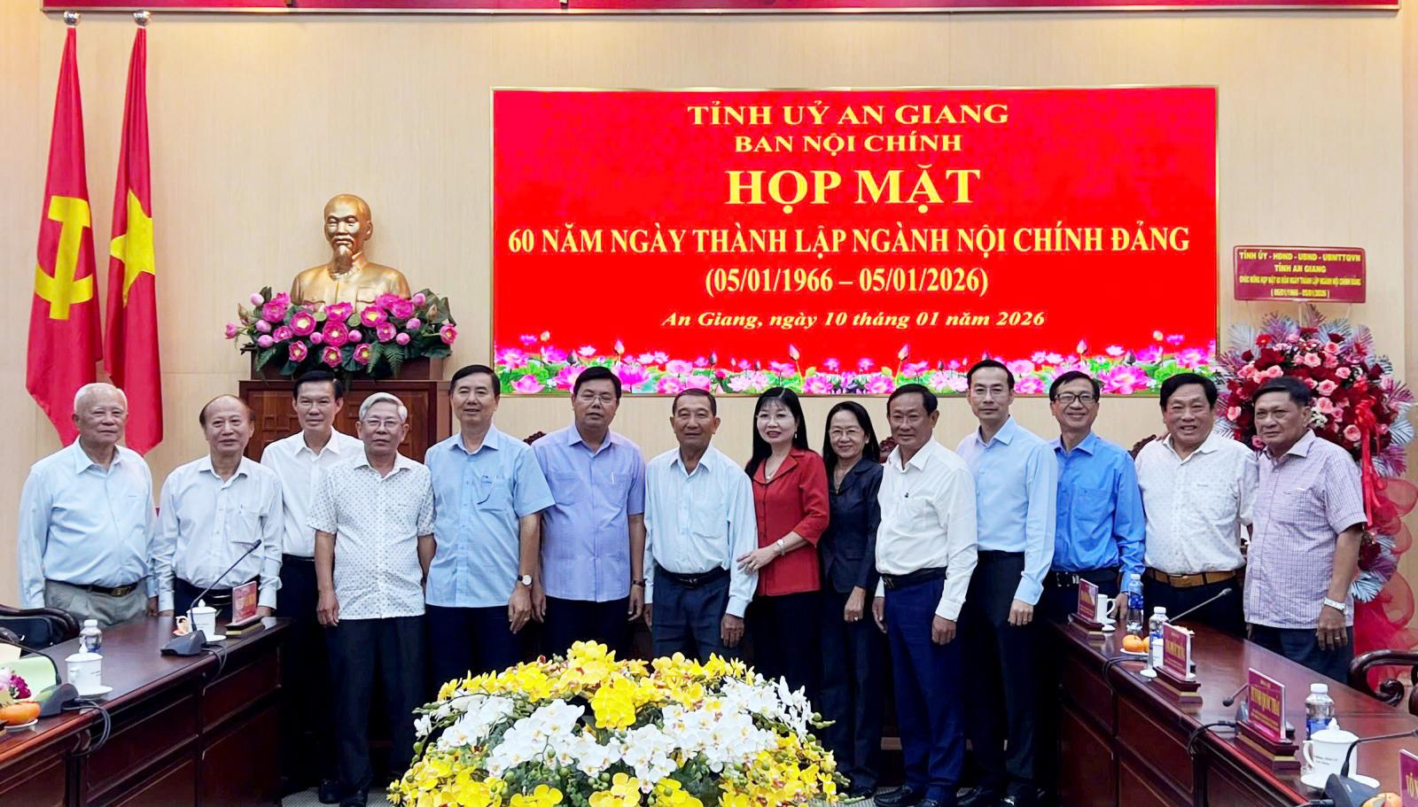 An Giang họp mặt 60 năm ngày truyền thống ngành Nội chính Đảng Lãnh đạo chụp hình lưu niệm cùng đại biểu