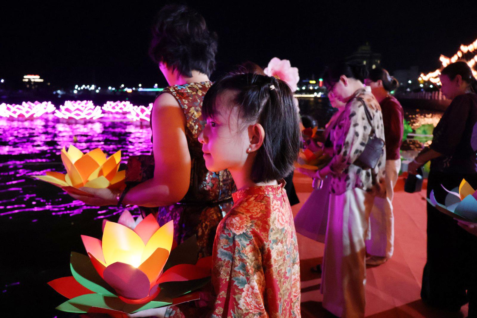 Chương trình nghệ thuật lễ hội pháo hoa và hội hoa đăng kỷ niệm 290 năm thành lập Tao đàn Chiêu Anh Các