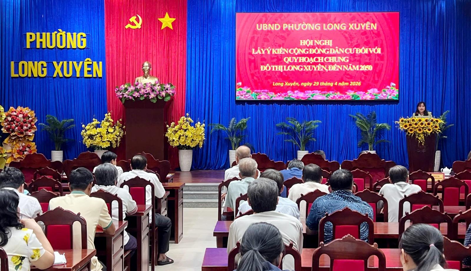 Phó Bí thư Đảng ủy, Chủ tịch UBND phường Long Xuyên Đoàn Thị Hương Hà phát biểu tại hội nghị