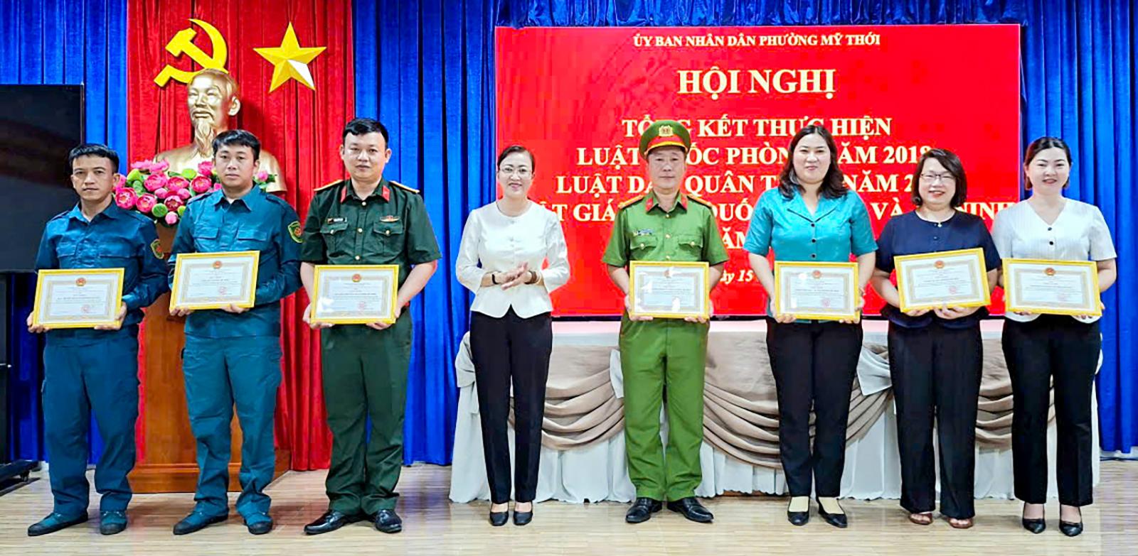 Phường Mỹ Thới tổng kết thực hiện các luật về quốc phòng, an ninh Phó Bí thư Thường trực Đảng uỷ phường Mỹ Thới Huỳnh Thị Diễm Châu trao giấy khen cho các tập thể