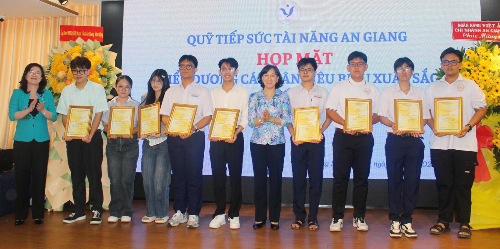 Họp mặt biểu dương cá nhân tiêu biểu xuất sắc và trao tài trợ cho sinh viên tài năng An Giang