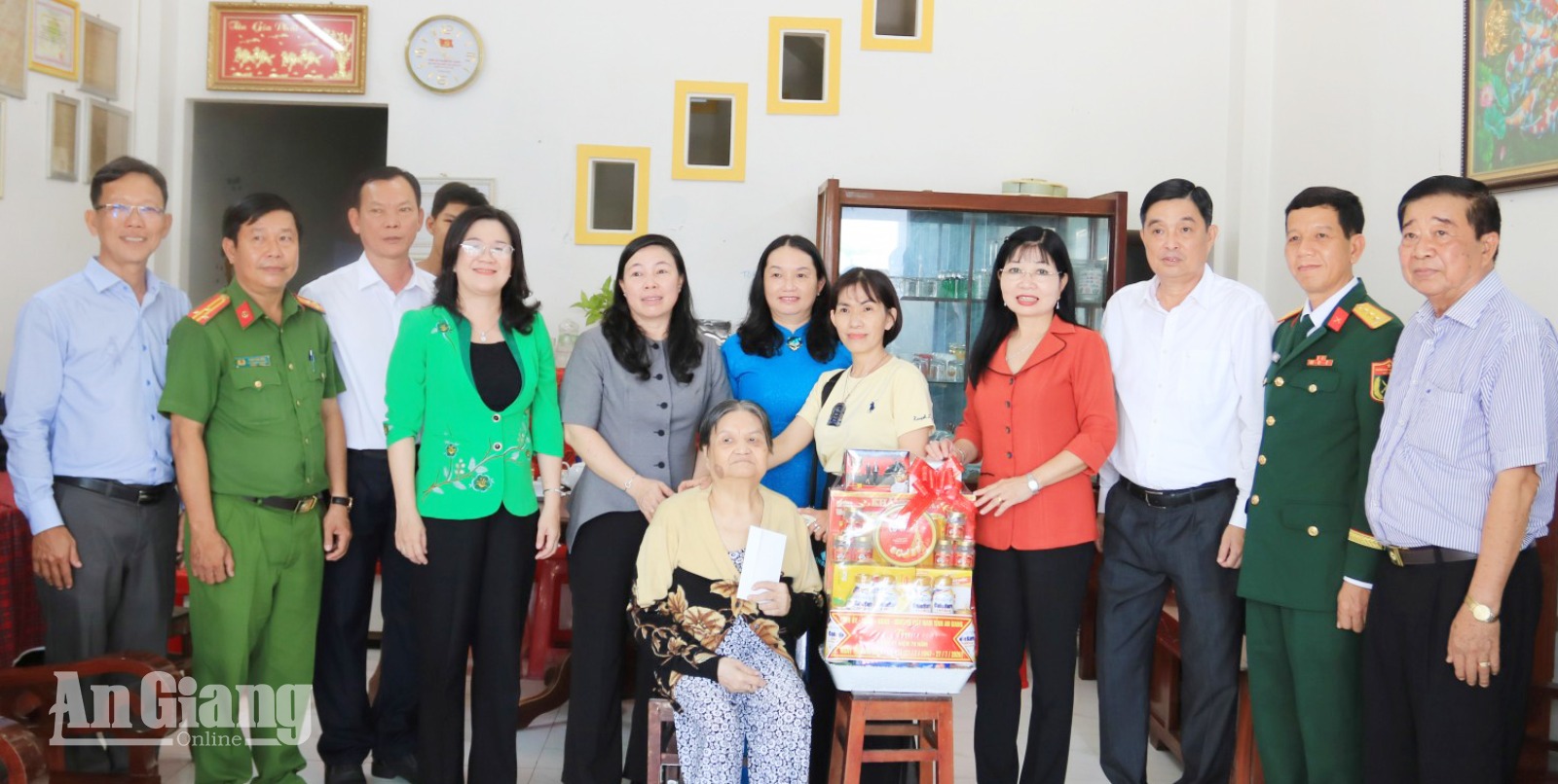 Đồng chí Trần Thị Thanh Hương thăm gia đình người có công tại phường Long Xuyên Phó Bí thư Tỉnh ủy, Chủ tịch Ủy ban MTTQ Việt Nam tỉnh An Giang Trần Thị Thanh Hương thăm, tặng quà bà Hứa Thị Bàng