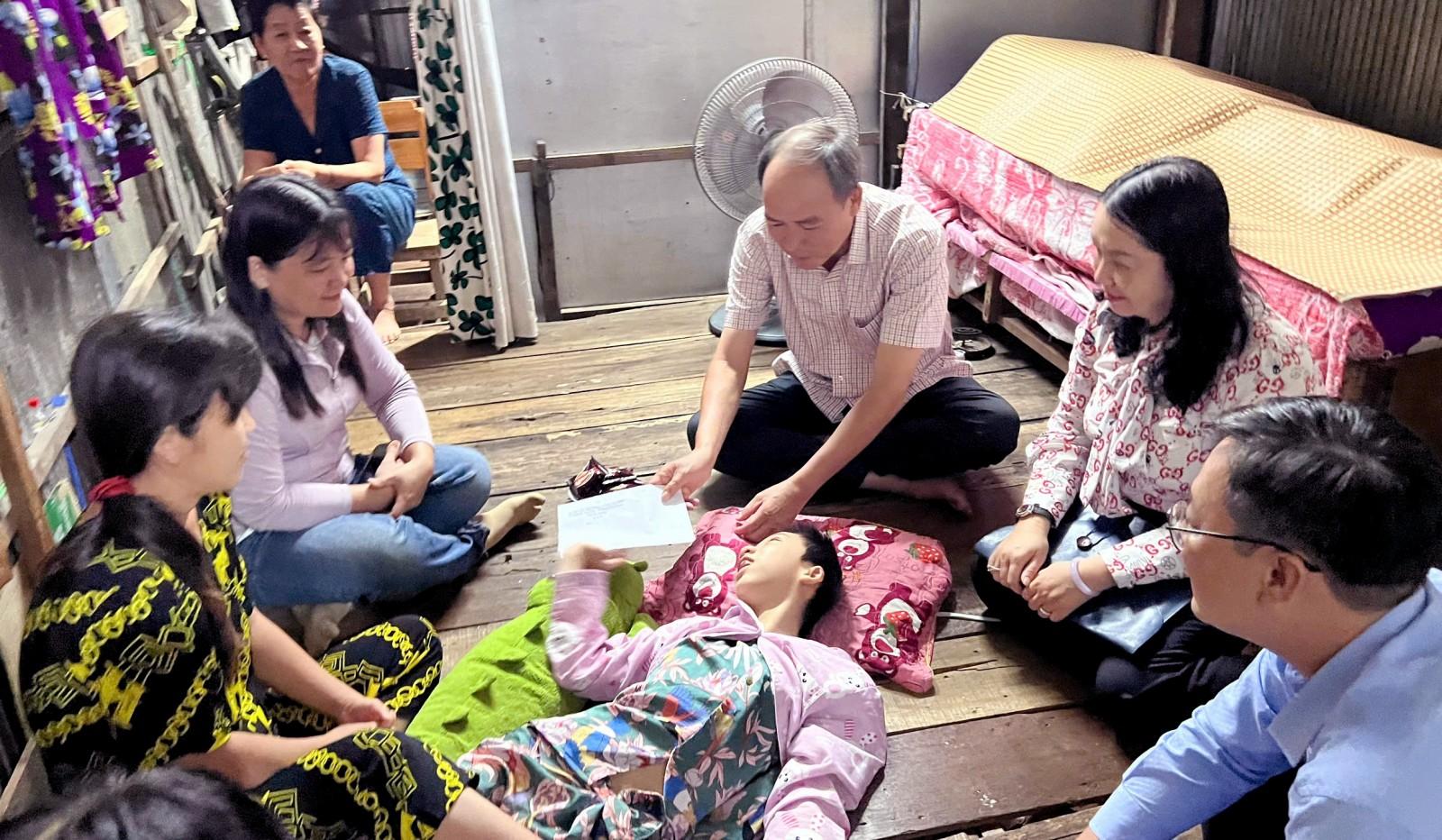 Bí thư Đảng ủy, Chủ tịch HĐND phường Long Xuyên Lâm Quang Thi thăm và tặng quà cho em Nguyễn Thị Thảo Vi, khóm Tây Khánh 1