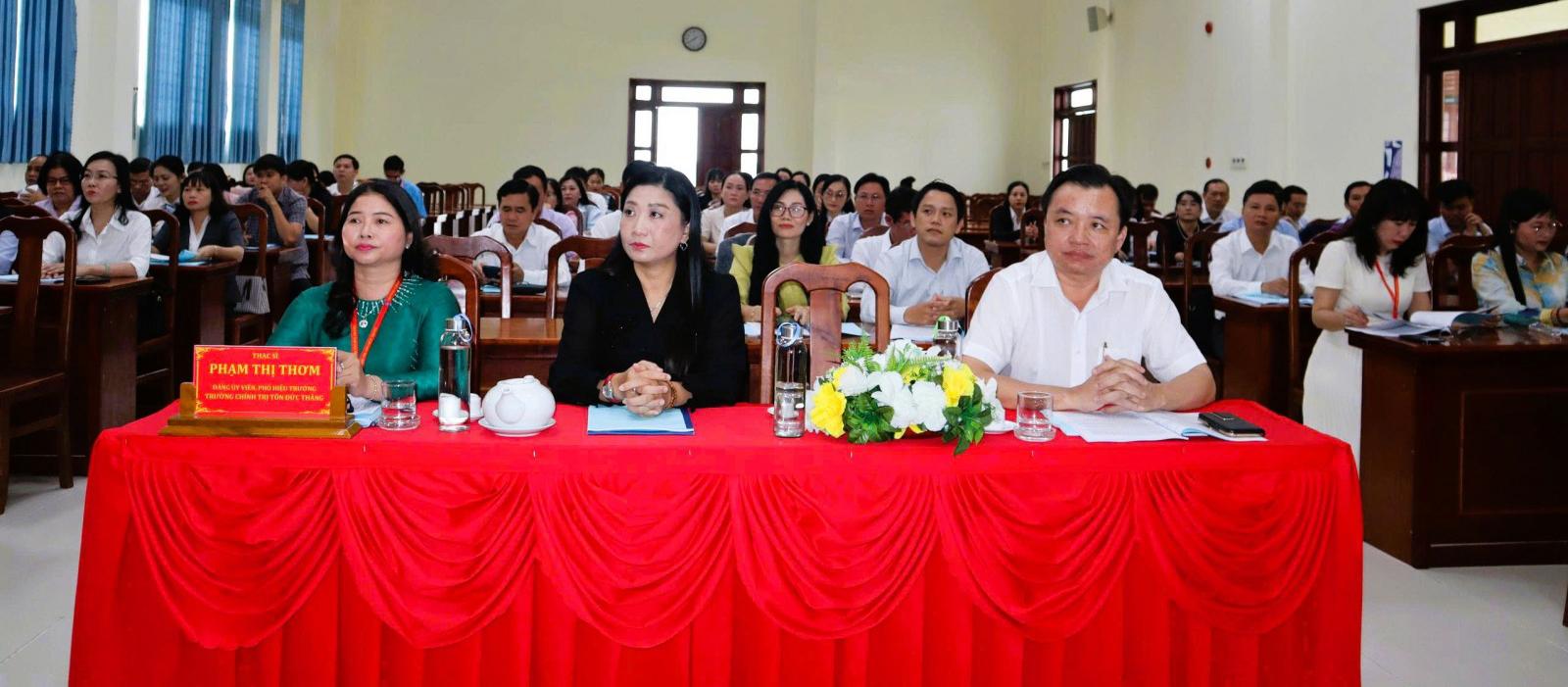 60 học viên tham gia lớp bồi dưỡng, cập nhật kiến thức thông tin lý luận và thực tiễn