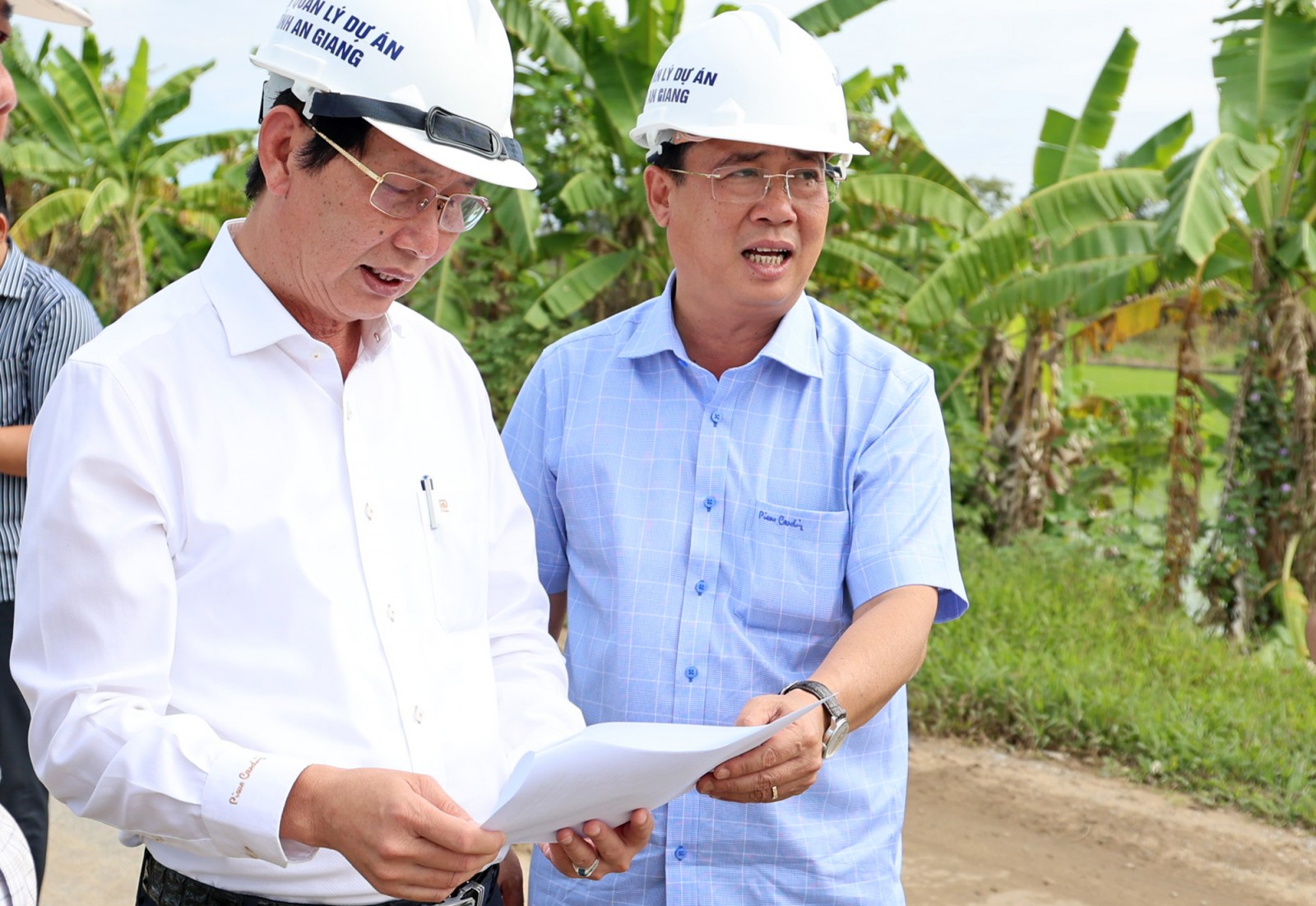 Phó Chủ tịch UBND tỉnh An Giang Lê Văn Phước kiểm tra tiến độ thi công các công trình trọng điểm