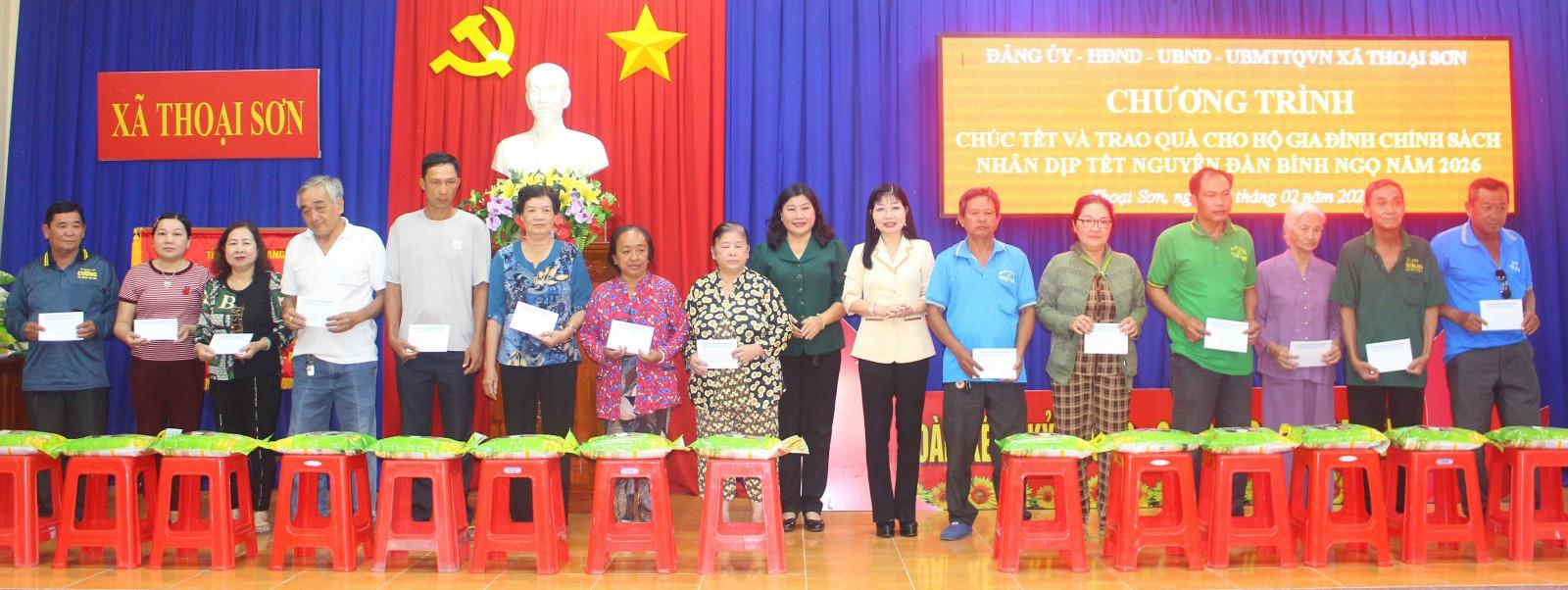 Phó Bí thư Tỉnh ủy An Giang Trần Thị Thanh Hương thăm, chúc Tết gia đình chính sách tại xã Thoại Sơn