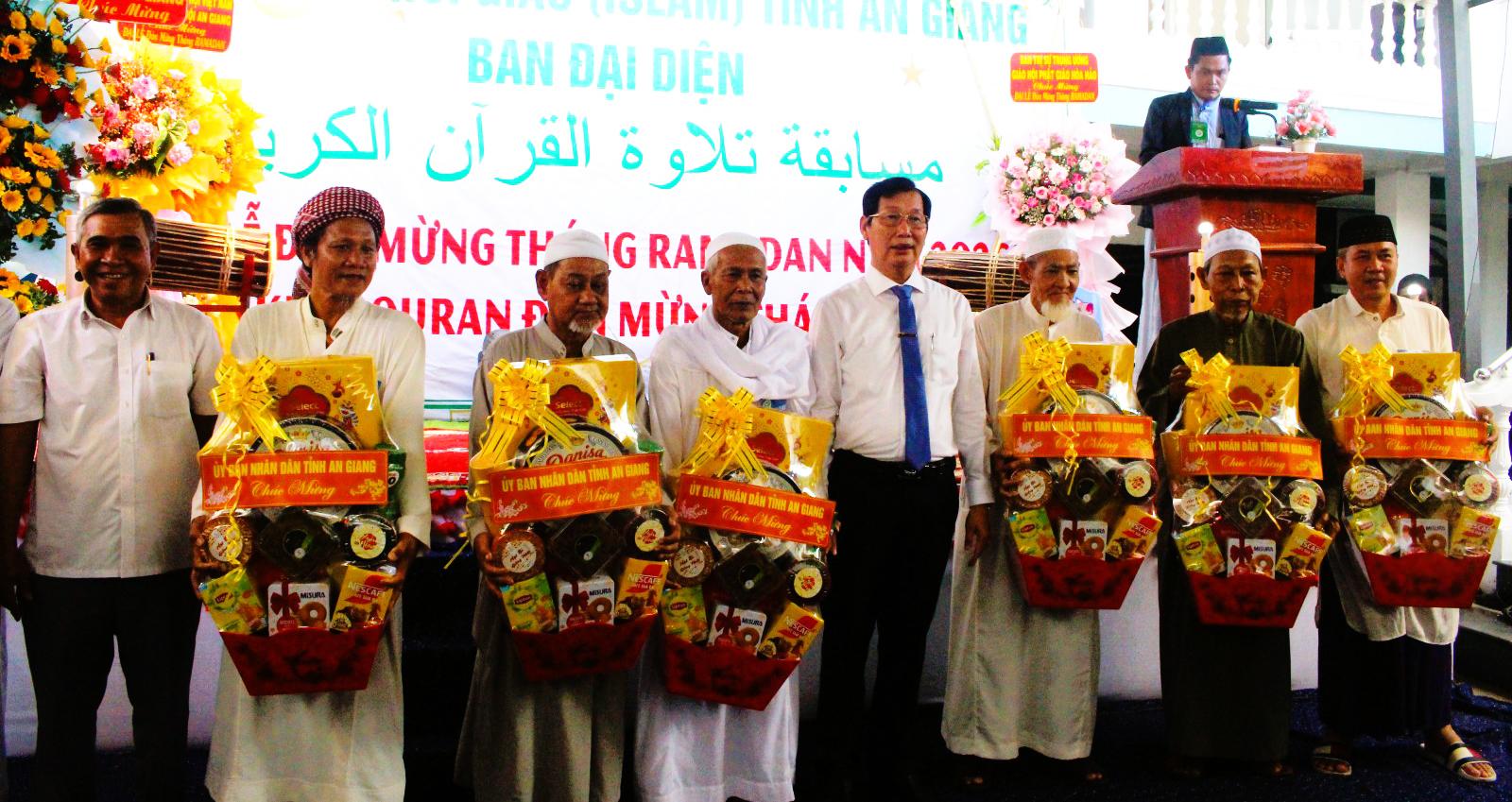 Phó Chủ tịch UBND tỉnh Lê Văn Phước chúc mừng cộng đồng Hồi giáo (Islam) dịp Lễ hội Ramadan năm 2026