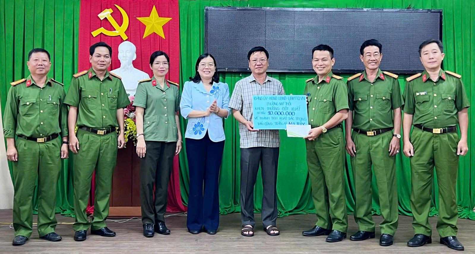 Trao thưởng đột xuất cho tập thể Công an phường Mỹ Thới