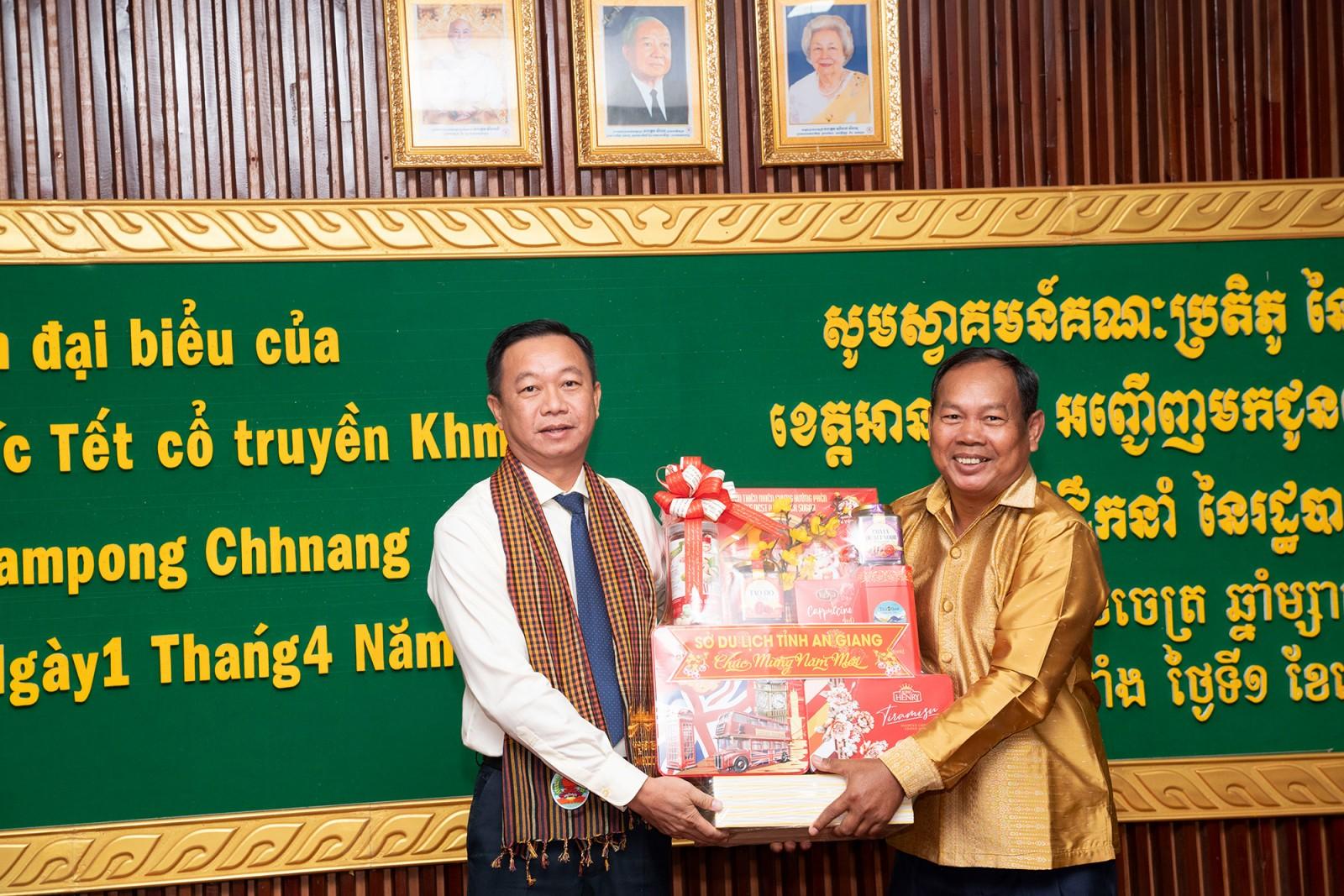 Phó Bí thư Tỉnh ủy, Chủ tịch Ủy ban MTTQ Việt Nam tỉnh An Giang Trần Thị Thanh Hương chúc tết Chôl Chnăm Thmây tại tỉnh Kampong Chhnang