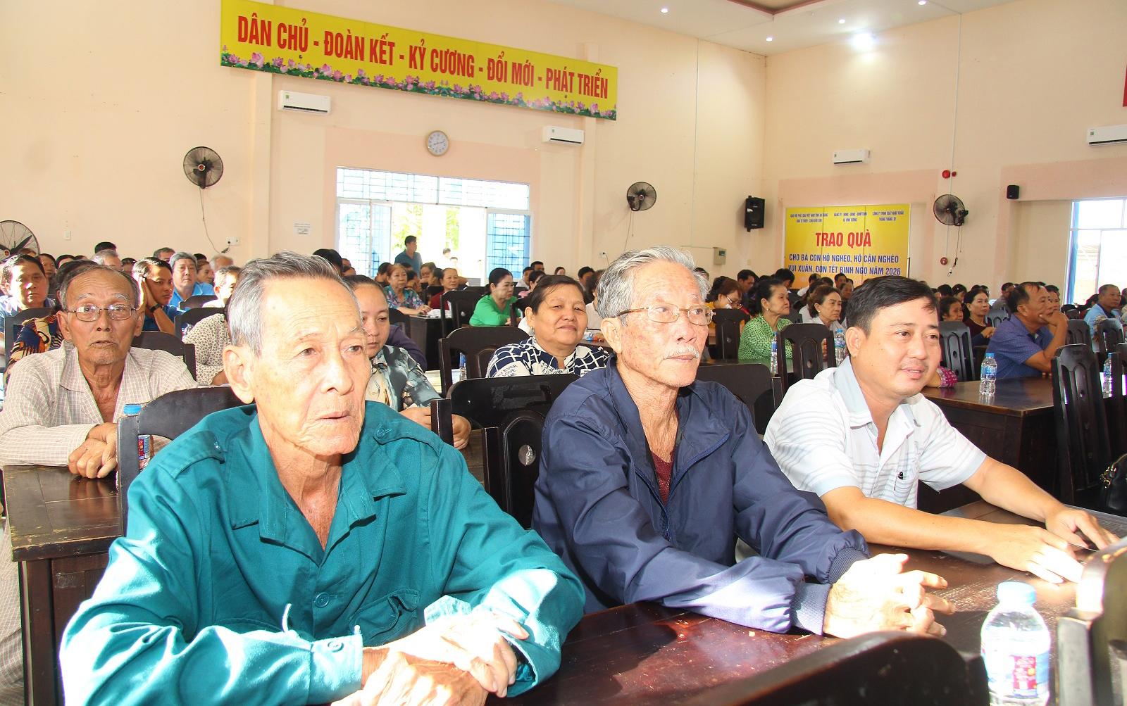 Ứng cử viên đại biểu Quốc hội tiếp xúc cử tri các xã: Vĩnh Xương, Tân An và Châu Phong