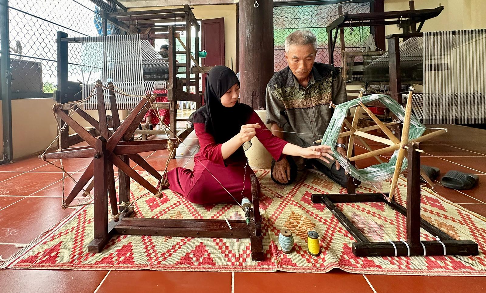 Giữ nghề dệt thổ cẩm