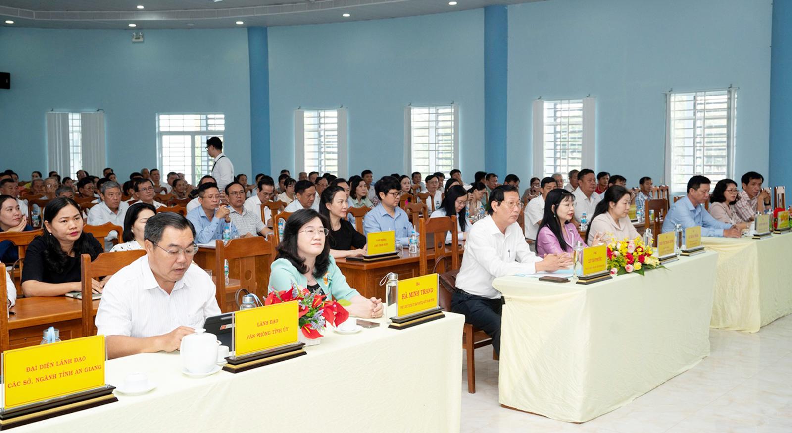 Phó Chủ tịch nước Võ Thị Ánh Xuân tiếp xúc cử tri xã Chợ Mới