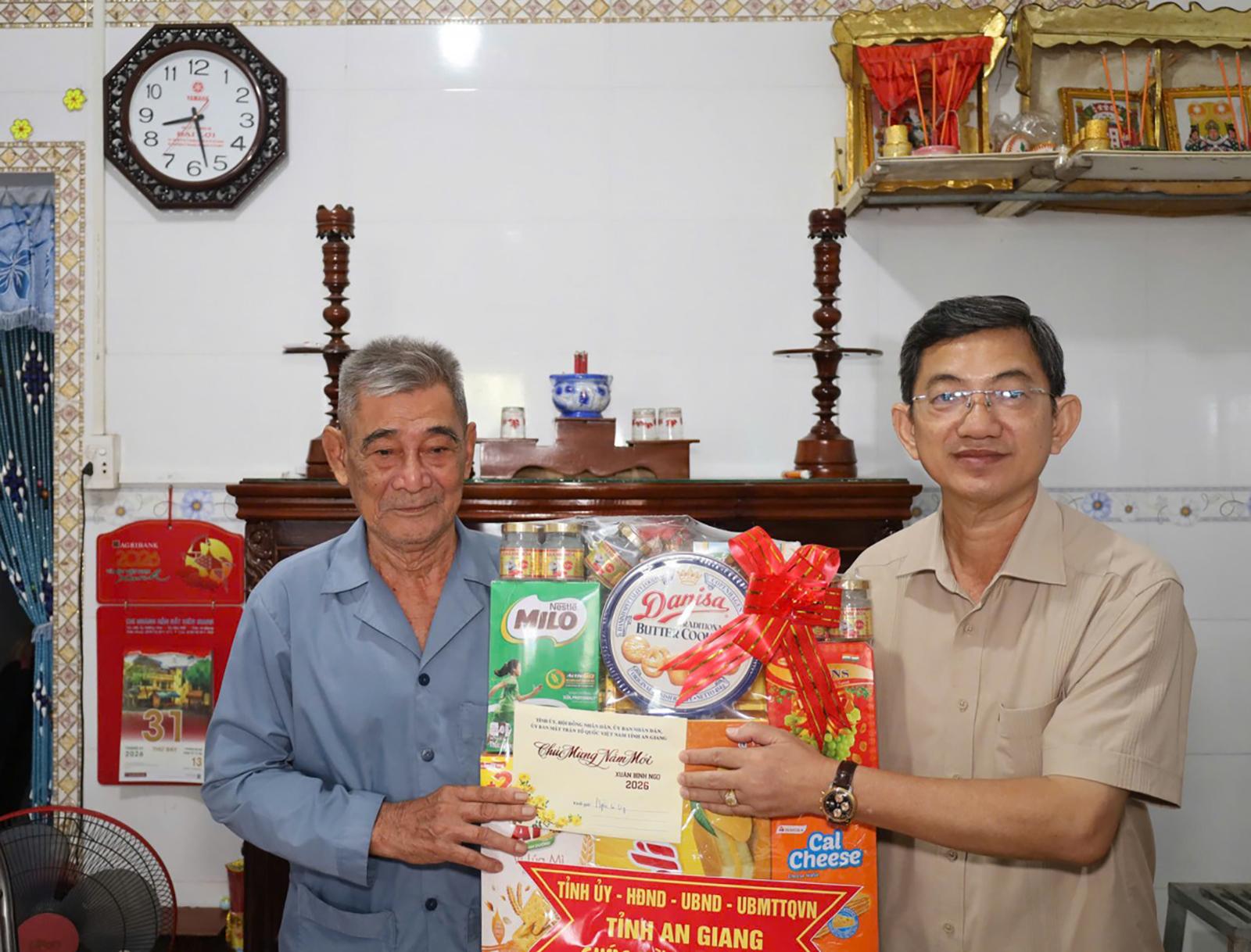 Viện trưởng Viện Kiểm sát nhân dân tỉnh An Giang Nguyễn Ngọc Phúc chúc tết tại xã Hòa Điền