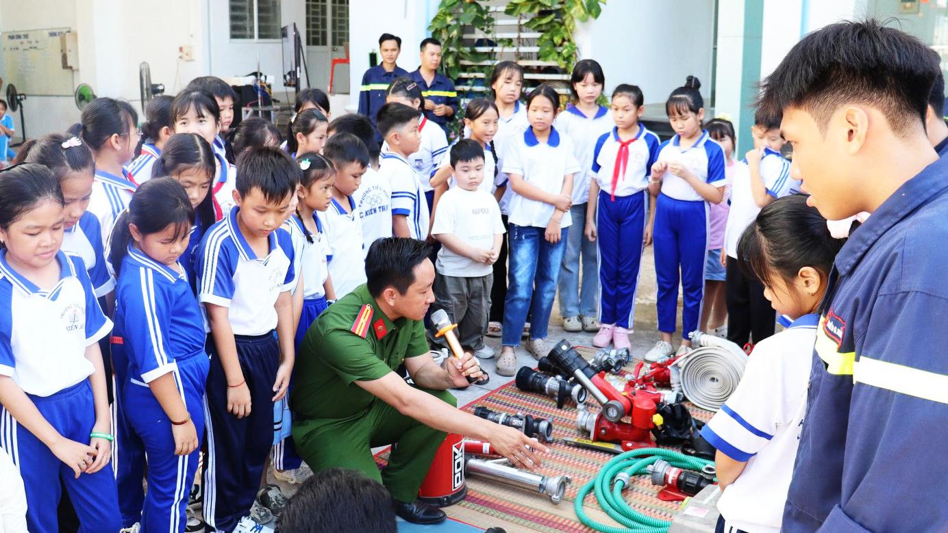 100 học sinh Chợ Mới trải nghiệm “Một ngày làm chiến sĩ phòng cháy chữa cháy”