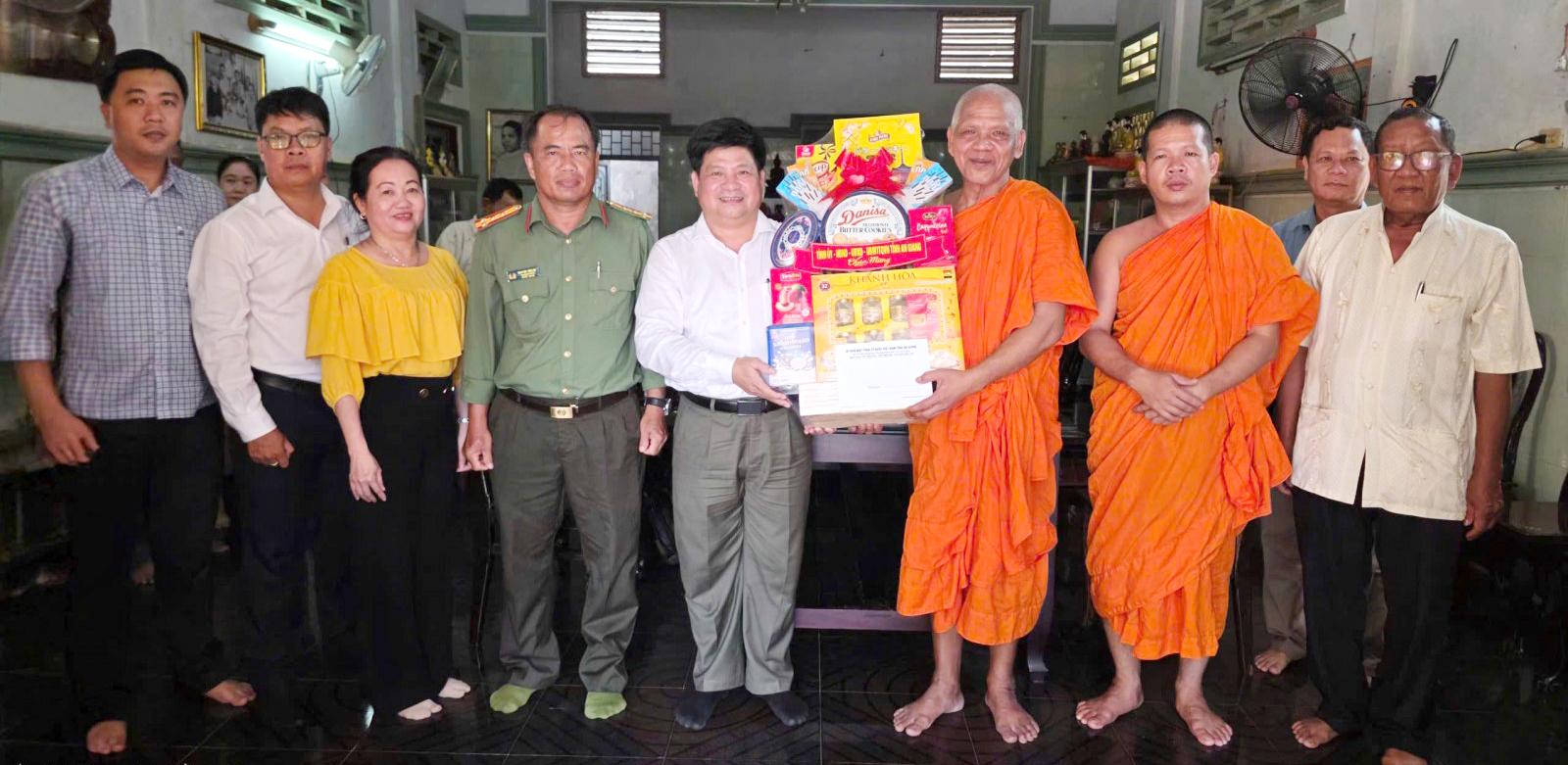 Trưởng Ban Tuyên giáo và Dân vận Tỉnh ủy An Giang Tống Phước Trường chúc mừng Đại lễ Phật đản tại hai xã An Châu và Óc Eo