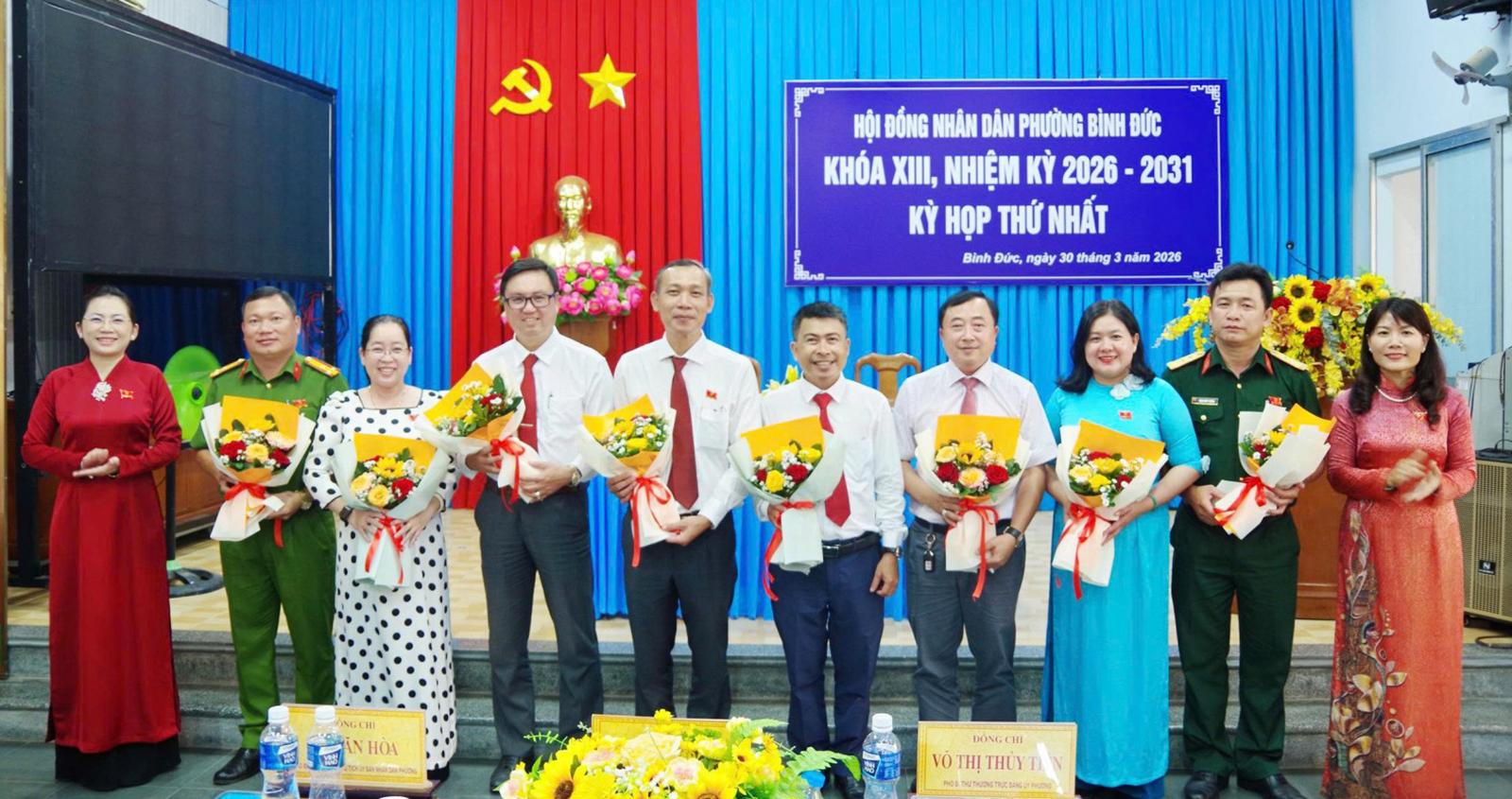 Bí thư Đảng ủy Trần Thị Ngọc Diễm; Phó Bí thư Thường trực Đảng ủy phường Võ Thị Thủy Tiên tặng hoa chúc mừng các thành viên UBND phường
