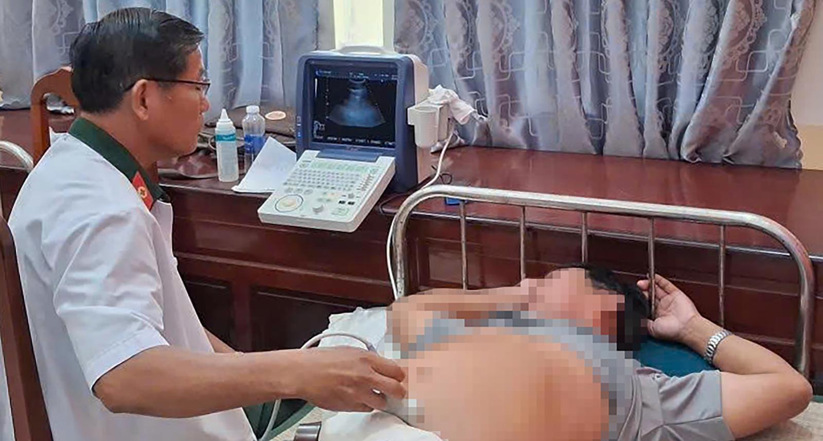 Bệnh viện Quân y 121 khám bệnh, phát thuốc cho gần 300 người dân xã Đông Hưng