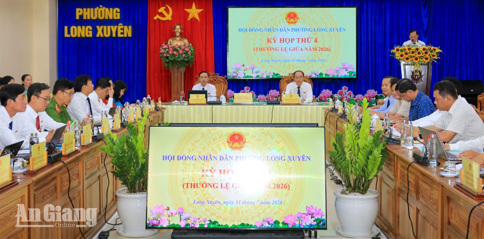 Long Xuyên thu ngân sách đạt 58,28% dự toán, tăng trưởng kinh tế 14,4% Quang cảnh kỳ họp