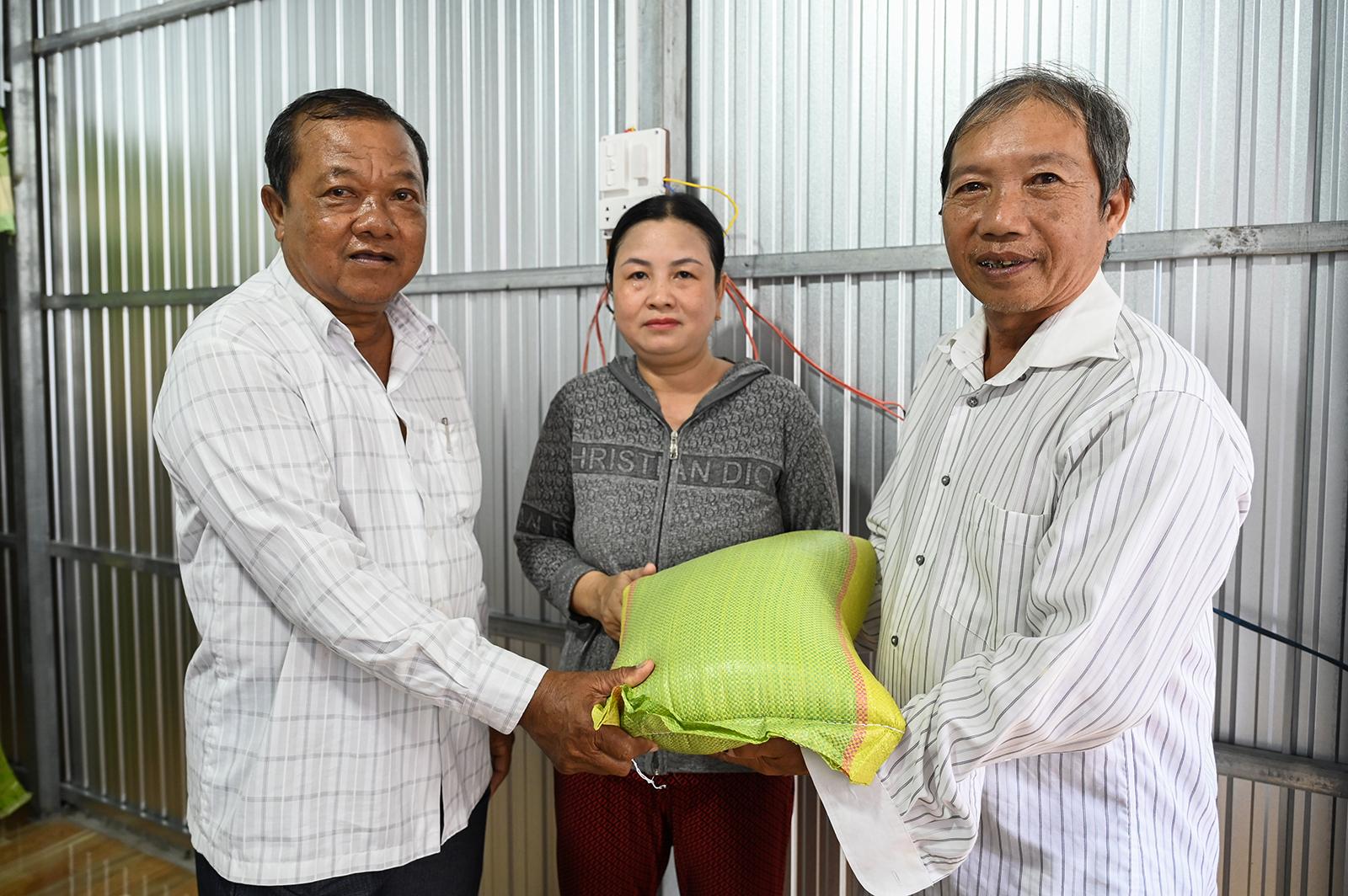 Những lão nông xây nhà cho người nghèo