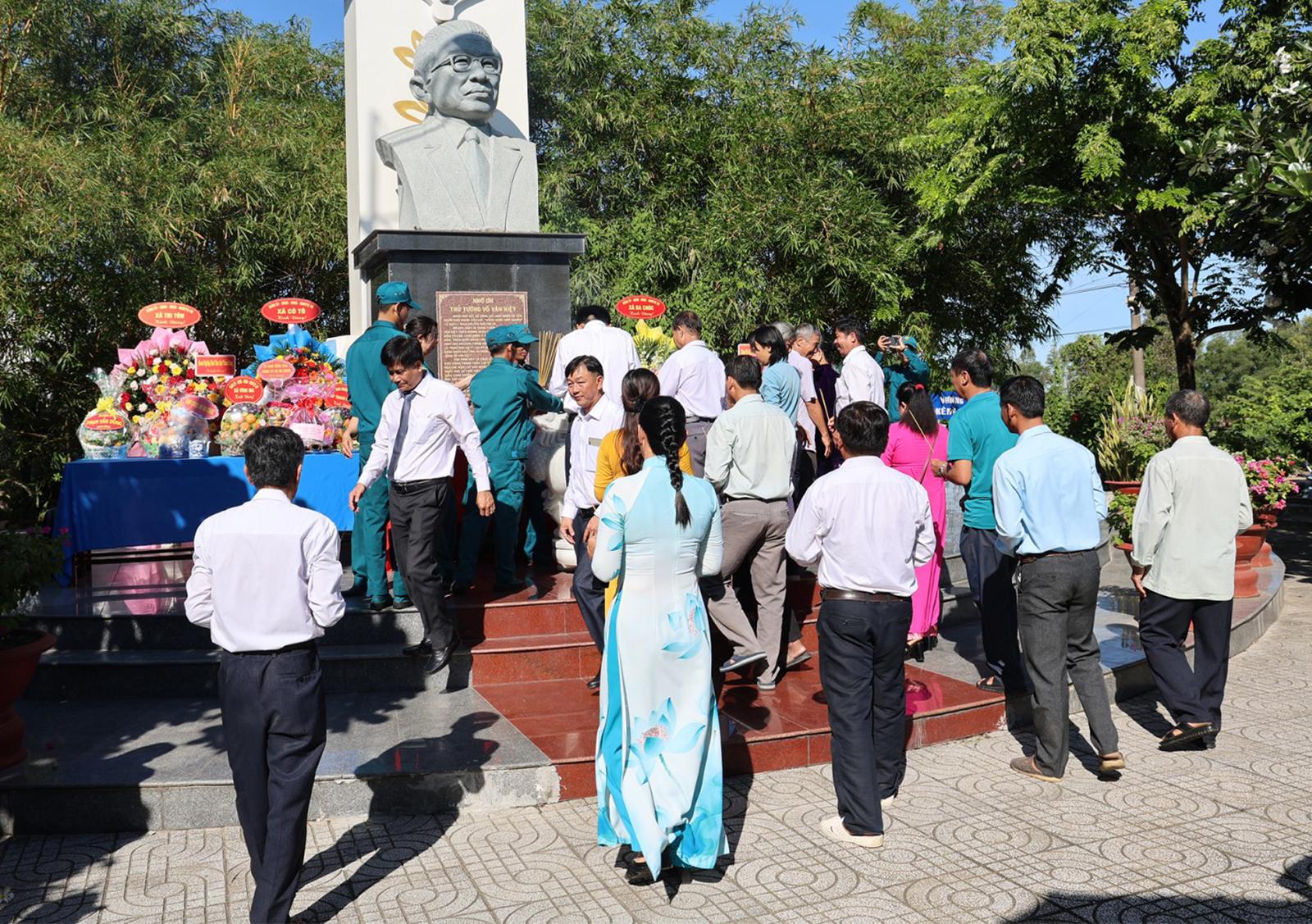 Dâng hương tưởng niệm cố Thủ tướng Võ Văn Kiệt
