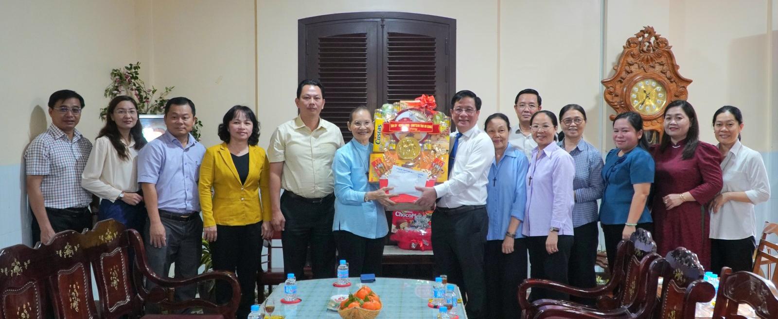 Chủ tịch UBND tỉnh An Giang Hồ Văn Mừng thăm, chúc mừng lễ Giáng sinh 2025