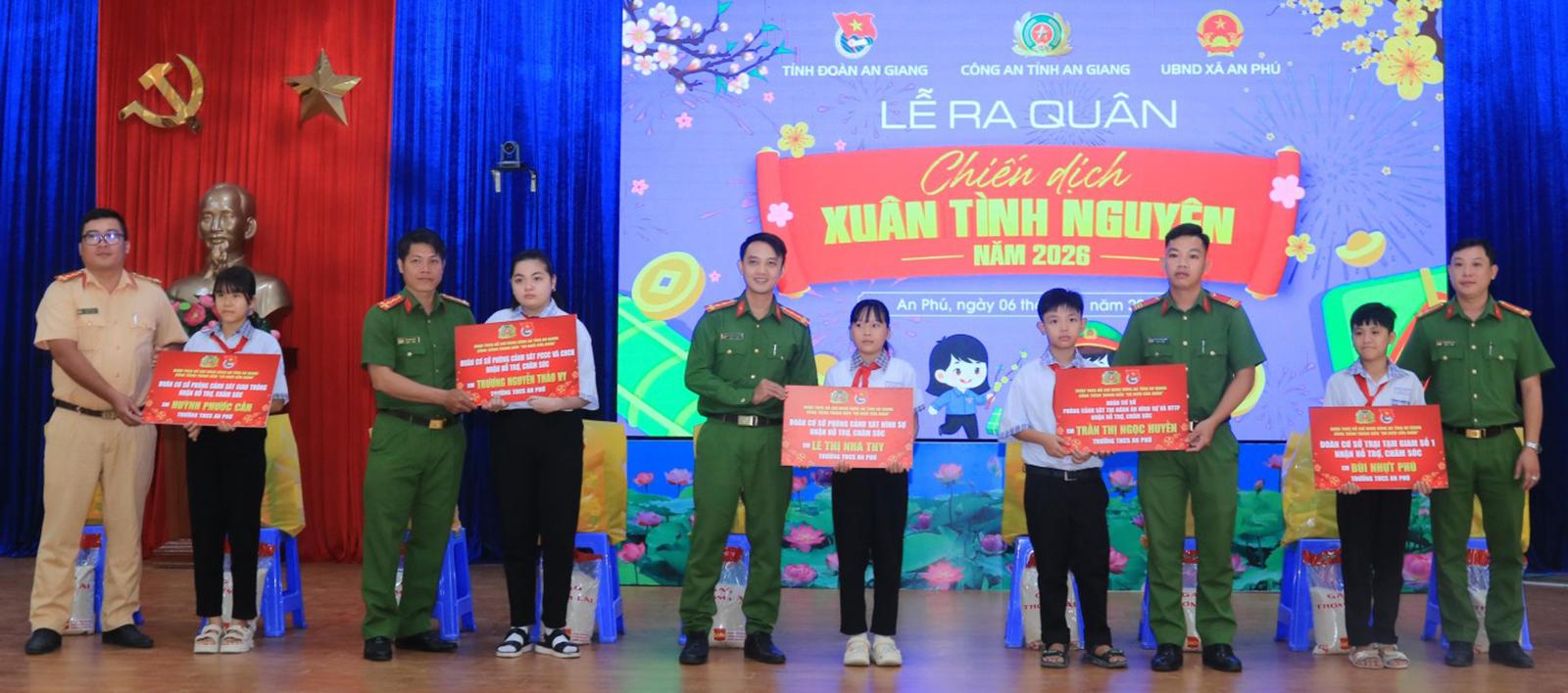 Trao bảng tượng trưng nhận em nu&ocirc;i