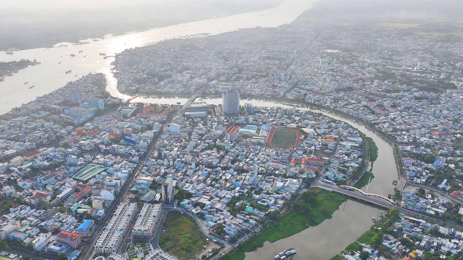 Có một đô thị sầm uất bên dòng sông Hậu