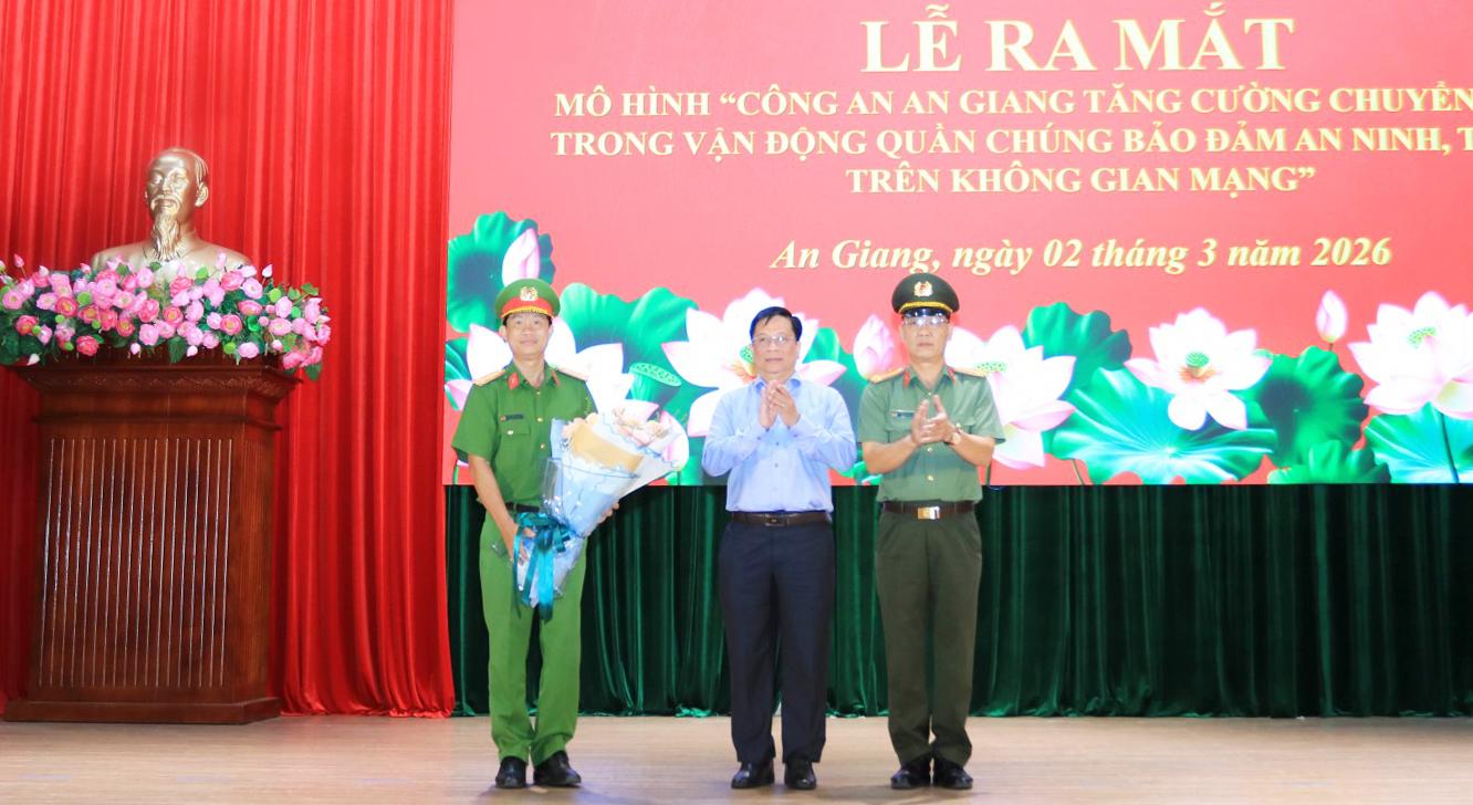 Ủy viên Ban Chấp hành Trung ương Đảng, Phó bí thư Tỉnh ủy, Chủ tịch UBND tỉnh, Trưởng Ban Chỉ đạo “Thực hiện phong trào toàn dân bảo vệ an ninh Tổ quốc tỉnh” Hồ Văn Mừng tặng hoa chúc mừng ra mắt mô hình “Công an An Giang tăng cường chuyển đổi số trong vận động quần chúng bảo đảm an ninh trật tự trên không gian mạng”.  