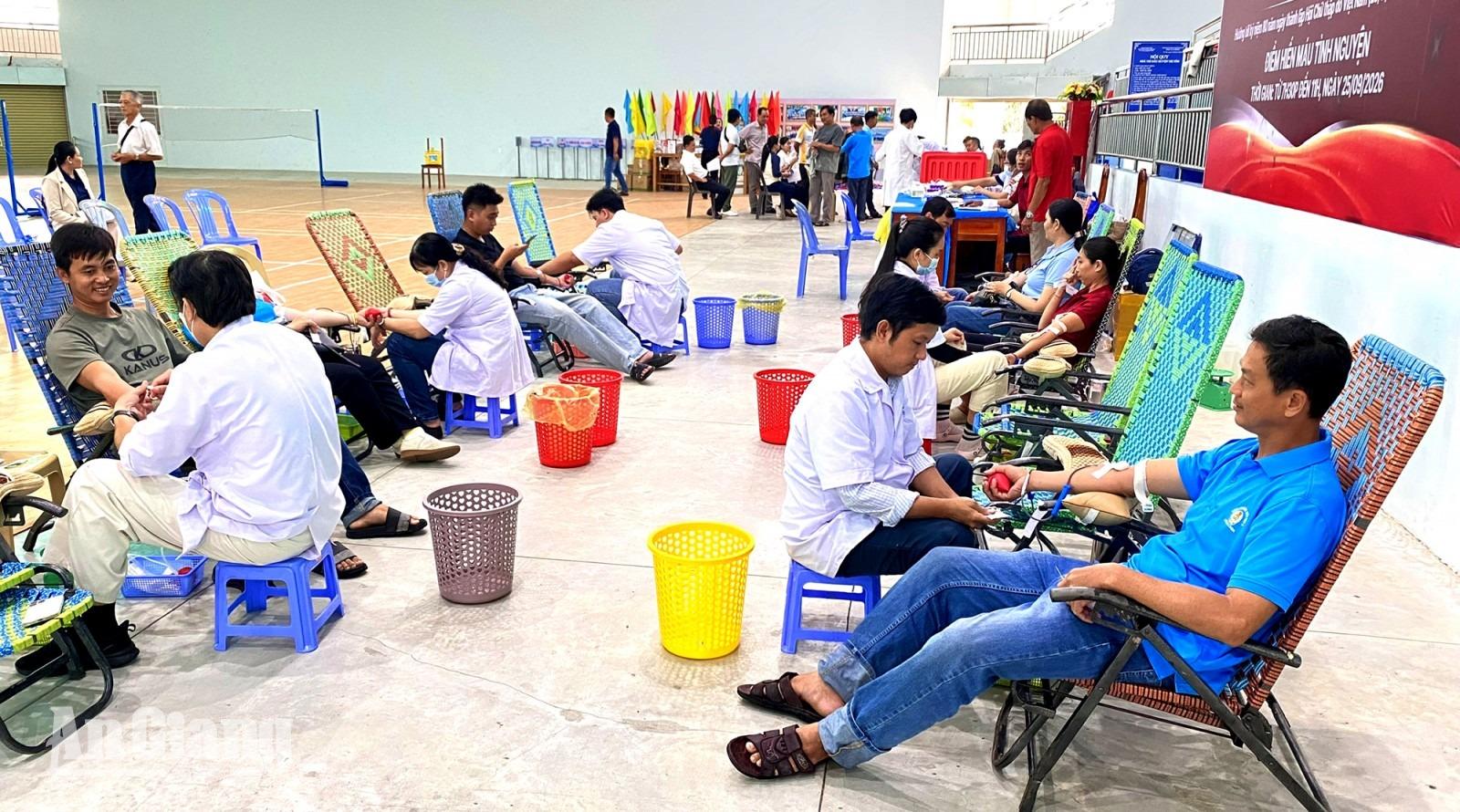 Tri Tôn tiếp nhận 82 đơn vị máu từ người tình nguyện