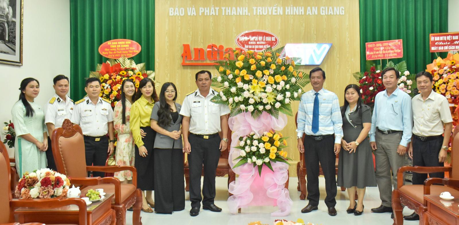 Nhiều đơn vị chúc mừng Báo và Phát thanh - Truyền hình An Giang nhân Ngày Báo chí cách mạng Việt Nam