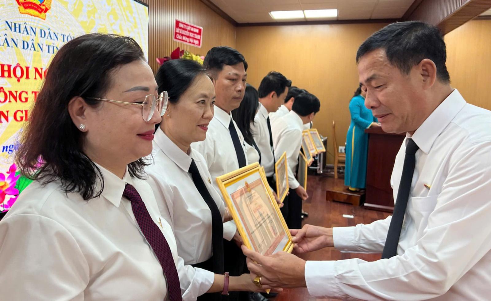 Năm 2025, Tòa án nhân dân tỉnh giải quyết 36.884 vụ, việc Chánh án Tòa án nhân dân tỉnh Võ Kế Nghiệp trao Bằng khen Chánh án Tòa án nhân tối cao