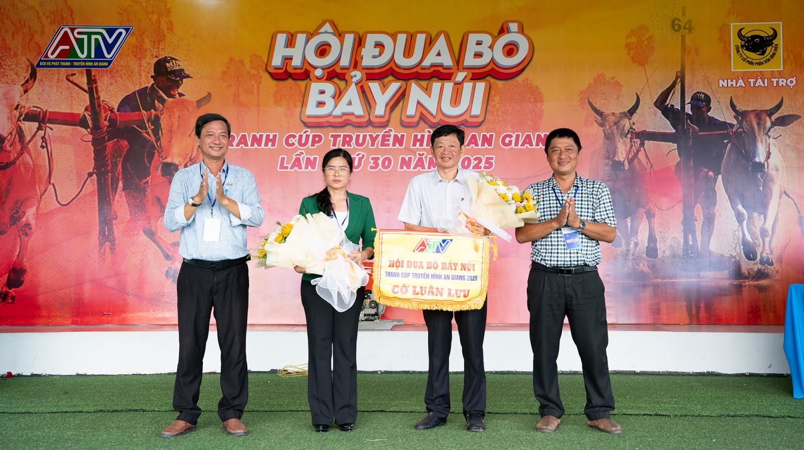 Đôi bò của ông Chau Khon đoạt giải nhất Hội Đua bò Bảy Núi tranh cúp truyền hình An Giang lần thứ 30 năm 2025