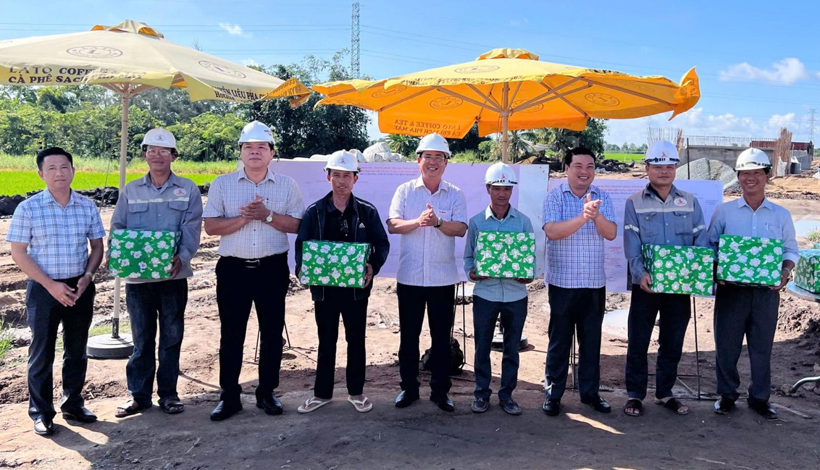 Phó Chủ tịch UBND tỉnh Lê Trung Hồ tặng quà cho các công nhân làm việc tại công trình Đường tỉnh 941  